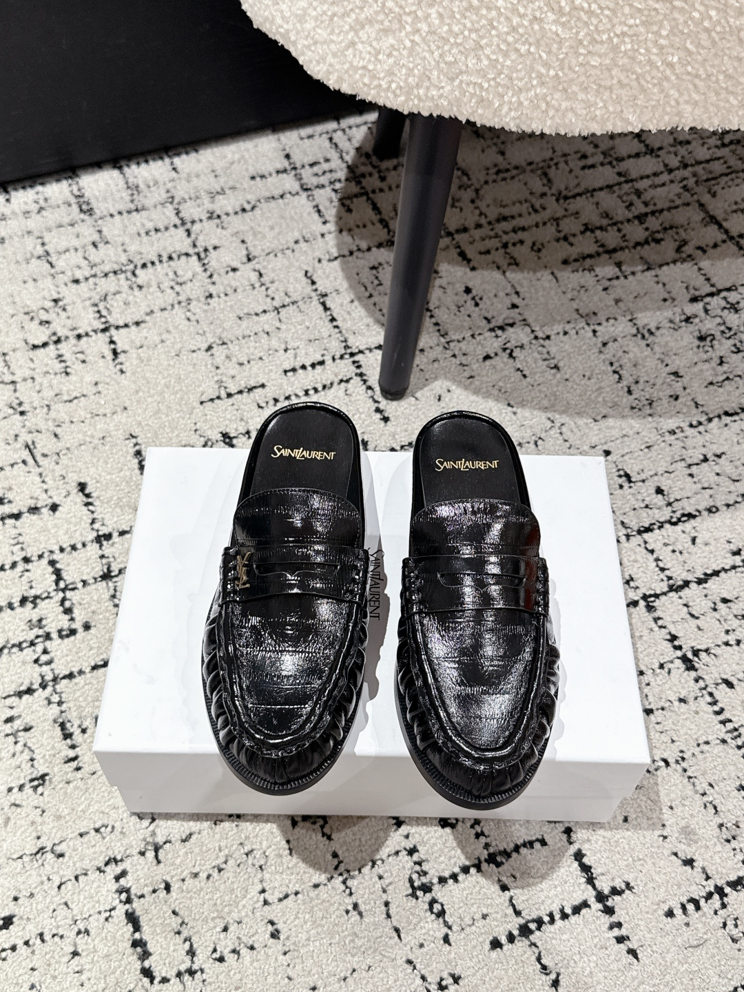 NO:749849,Saint Laurent YSL Saint Laurent 25/ New YSL small logo loafers and half slippers. The iconic small logo is the soul of this pair of shoes. It is presented on the shoe body in a low-key and delicate manner. Different from the big and flamboyant logo, it is quiet but eye-catching. It outlines YSL's unique fashion DNA with simple lines, inadvertently revealing the brand's profound heritage. The classic almond-shaped design of the toe cleverly modifies the foot shape and visually lengthens the foot line.  Shows elegance and elegance. Whether it is paired with simple wide-leg pants or a playful short skirt, it can be easily worn to show the charm of different styles! It becomes the finishing touch in the look. The fabric is made of original customized leather. The inner foot pads are all sheepskin. The soles are genuine leather outsole imported from Italy. Size#35-41 (customized 40/41), half drag, saint laurent, saint laurent, saint laurent, loafers, skirts, sheepskin, Leather  soles19860909Saint Laurent YSL圣罗兰 25/ 新品YSL小logo 乐福鞋半拖 标志性的小logo是这双鞋的灵魂所在.以低调而精致的姿态呈现于鞋身之上.不同于张扬的大标识 它安静却醒目,用简洁线条勾勒出YSL独有的时尚DNA,在不经意间透露出品牌的深厚底蕴,鞋头的经典杏仁形设计 巧妙修饰脚型,在视觉上拉长足部线条 彰显优雅与秀气 . 无论是搭配简约阔腿裤 还是俏皮小短裙 都能轻松驾驭 展现不同风格魅力!成为造型中的点睛之笔. 面料采用原版定制皮料 内里垫脚均为羊皮 鞋底意大利进口真皮大底 Size#35-41（40/41定制）,半拖,saint laurent,saint laurent,saint laurent,loafers,skirts,sheepskin,Leather soles,Women's Shoes