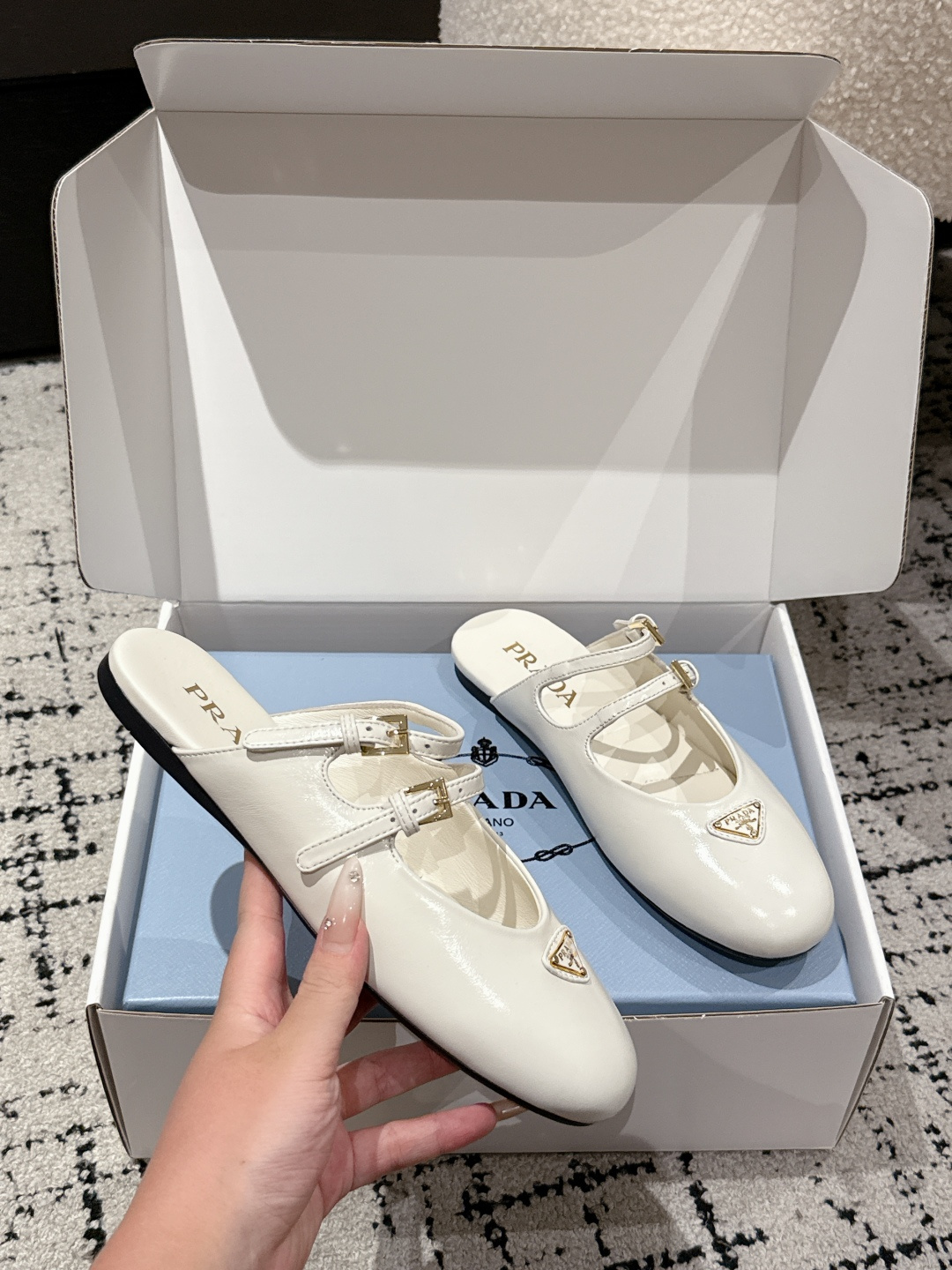 Prada 25 New Ballet Shoes: White dress paired with cone-heel Mary Janes at Prada Milan show. Sizes 35-41. - 图片 5