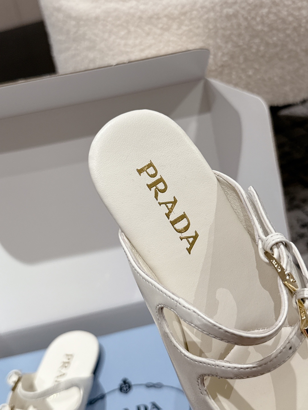 Prada 25 New Ballet Shoes: White dress paired with cone-heel Mary Janes at Prada Milan show. Sizes 35-41. - 图片 7