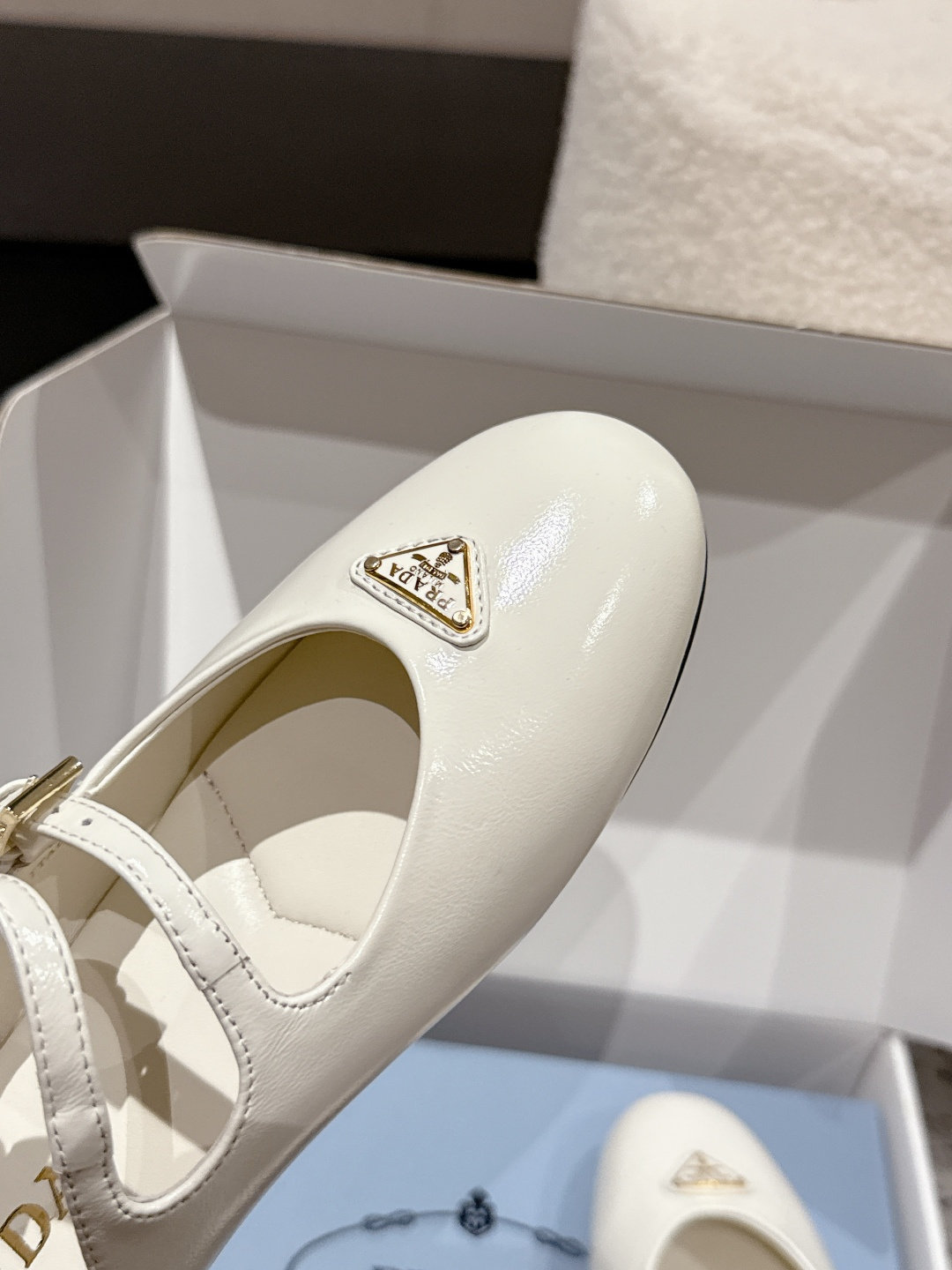 Prada 25 New Ballet Shoes: White dress paired with cone-heel Mary Janes at Prada Milan show. Sizes 35-41. - 图片 6