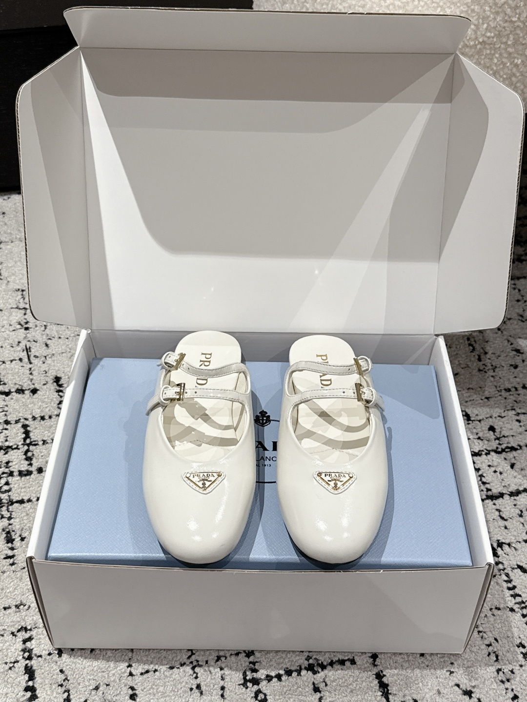Prada 25 New Ballet Shoes: White dress paired with cone-heel Mary Janes at Prada Milan show. Sizes 35-41. - 图片 2
