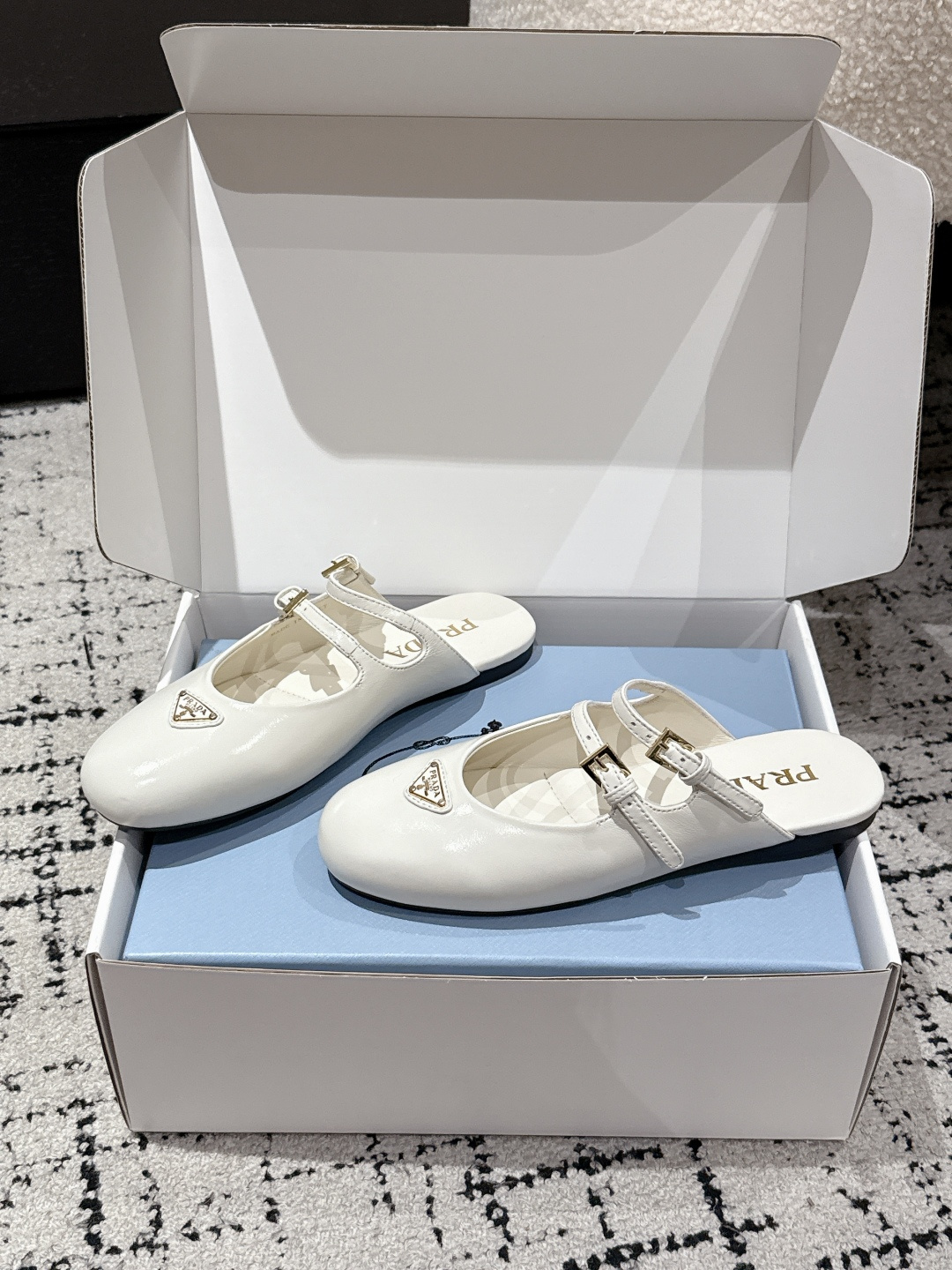 Prada 25 New Ballet Shoes: White dress paired with cone-heel Mary Janes at Prada Milan show. Sizes 35-41. - 图片 1