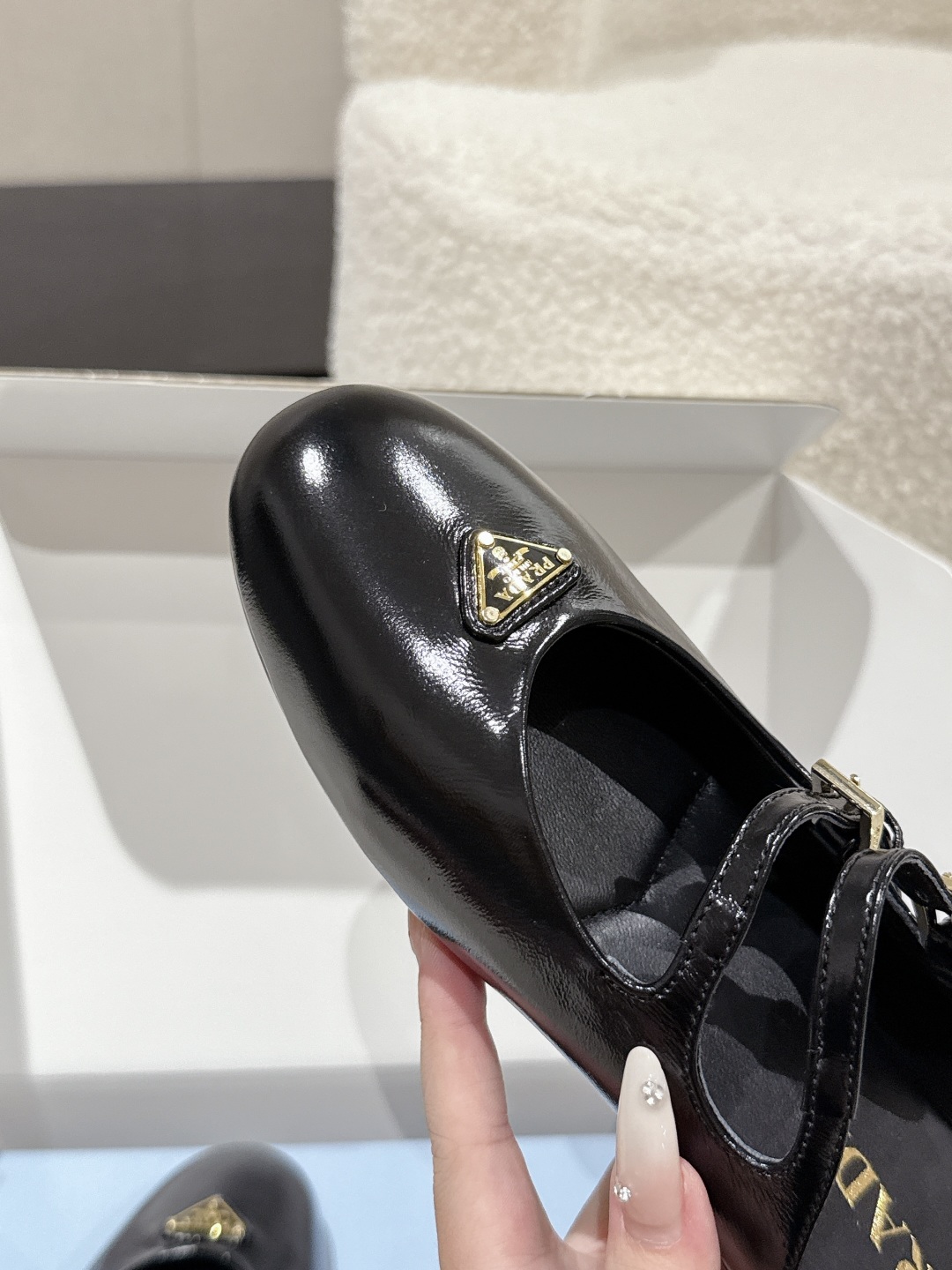 Title: Prada New Ballet Shoes Collection – White Dress, Cone Heel, Imported Leather, Comfortable Fit Summary: Prada’s latest ballet shoes feature a modern cone heel, imported sheepskin - 图片 6