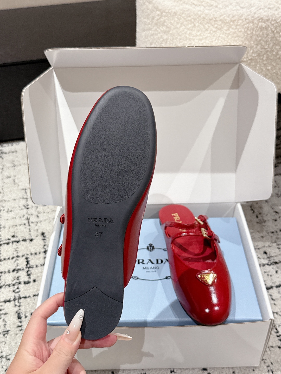 Prada 25 New Ballet Shoes: Top Version, Mary Jane Style, White Dress, Milan Show, Leather Ballerina Cone Design - 图片 9