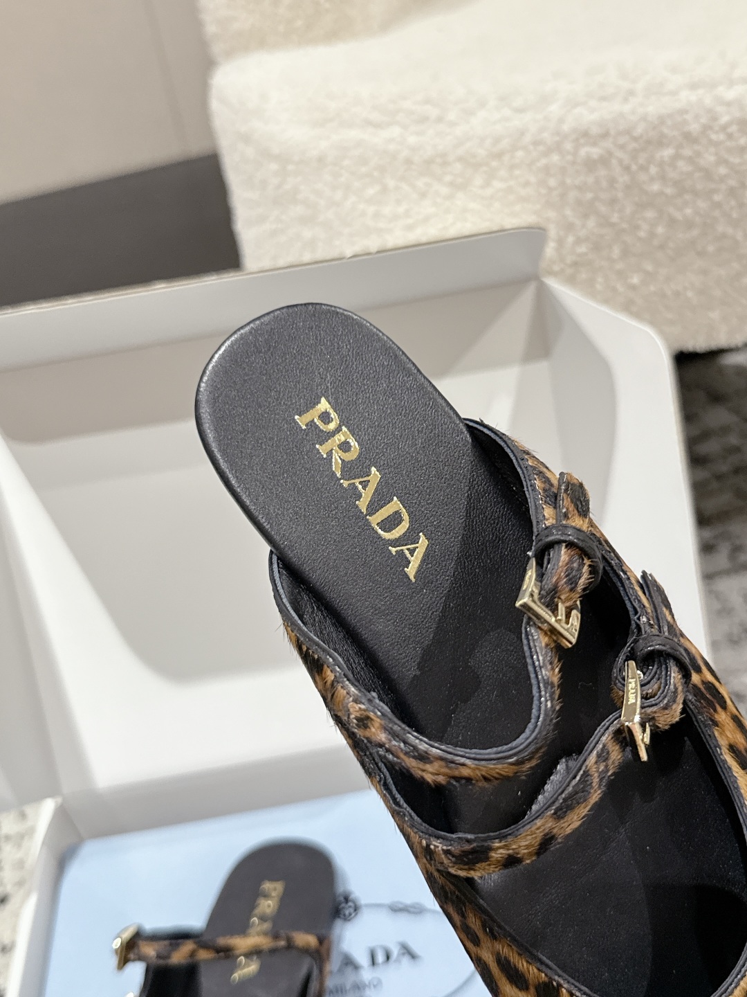 “New Prada Mary Jane Ballet Shoes: Fashionable Leather Ballerinas with Emblemic Triangle” - 图片 8