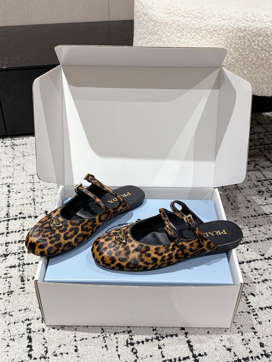 “New Prada Mary Jane Ballet Shoes: Fashionable Leather Ballerinas with Emblemic Triangle” - 图片 1