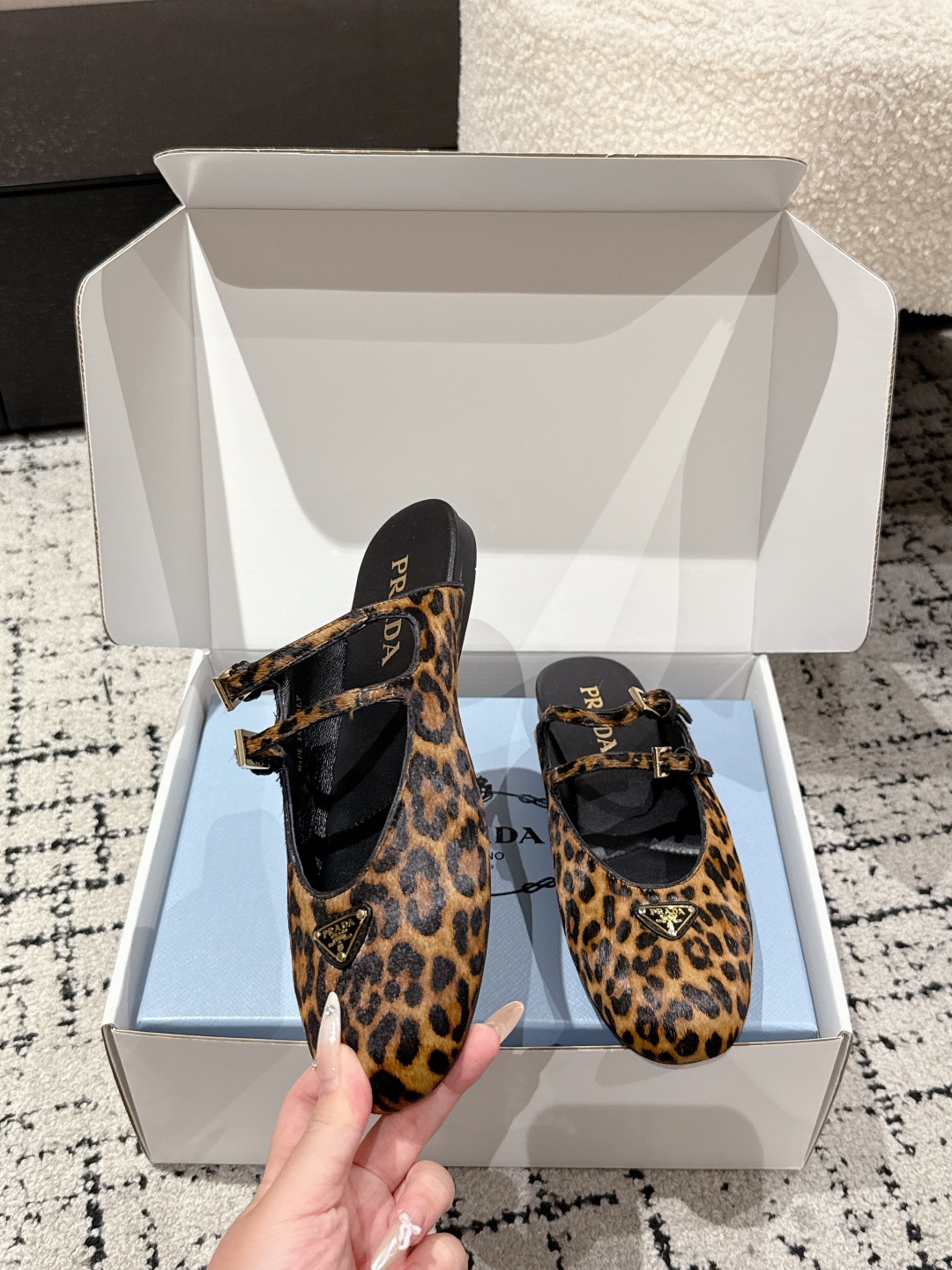 “New Prada Mary Jane Ballet Shoes: Fashionable Leather Ballerinas with Emblemic Triangle” - 图片 4