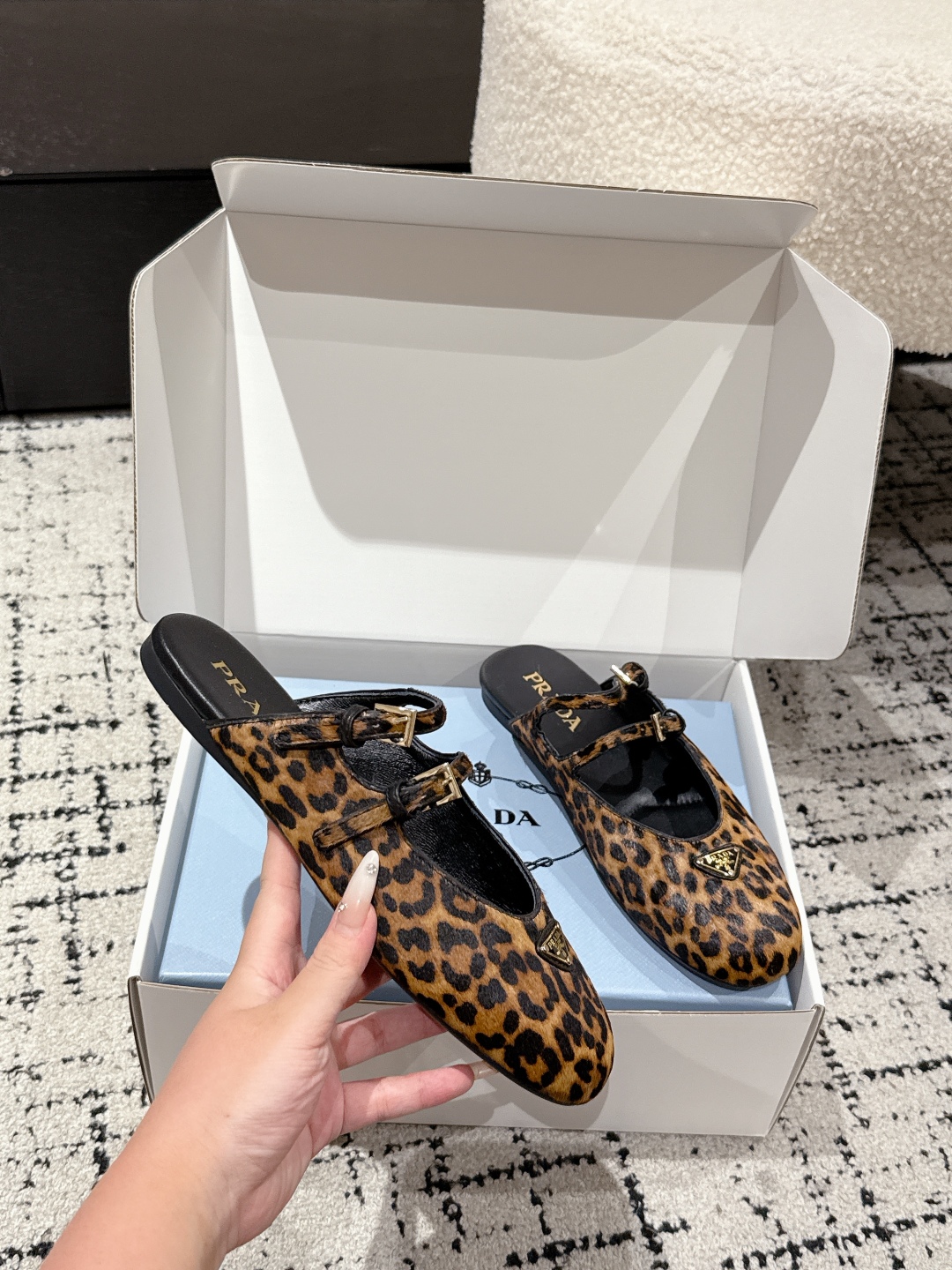 “New Prada Mary Jane Ballet Shoes: Fashionable Leather Ballerinas with Emblemic Triangle” - 图片 5
