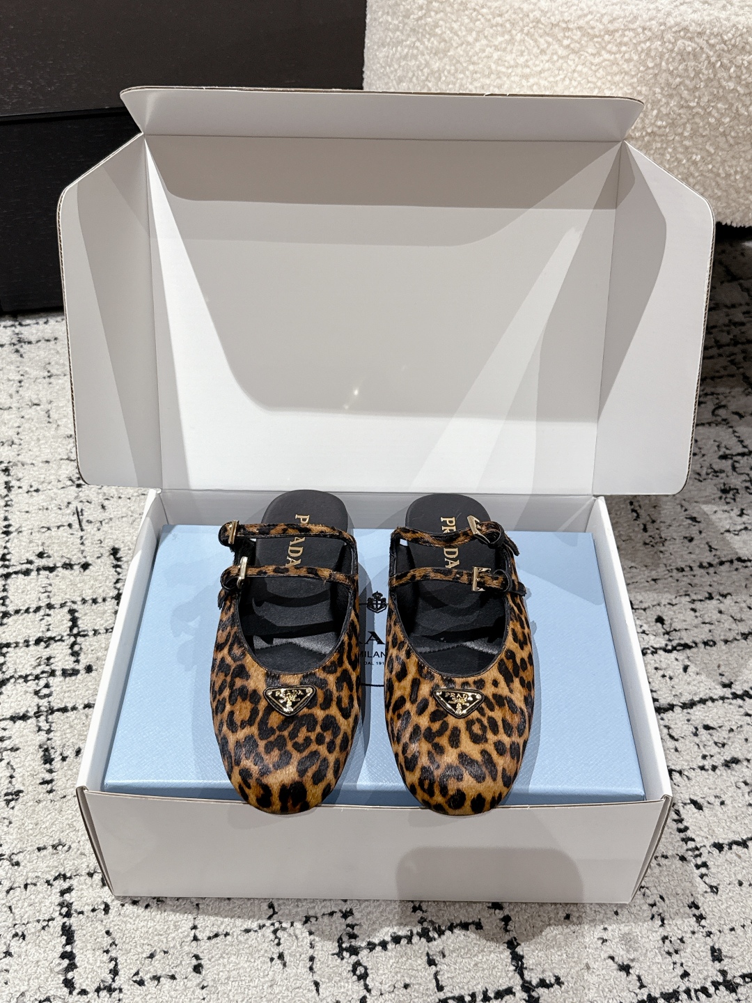 “New Prada Mary Jane Ballet Shoes: Fashionable Leather Ballerinas with Emblemic Triangle” - 图片 2