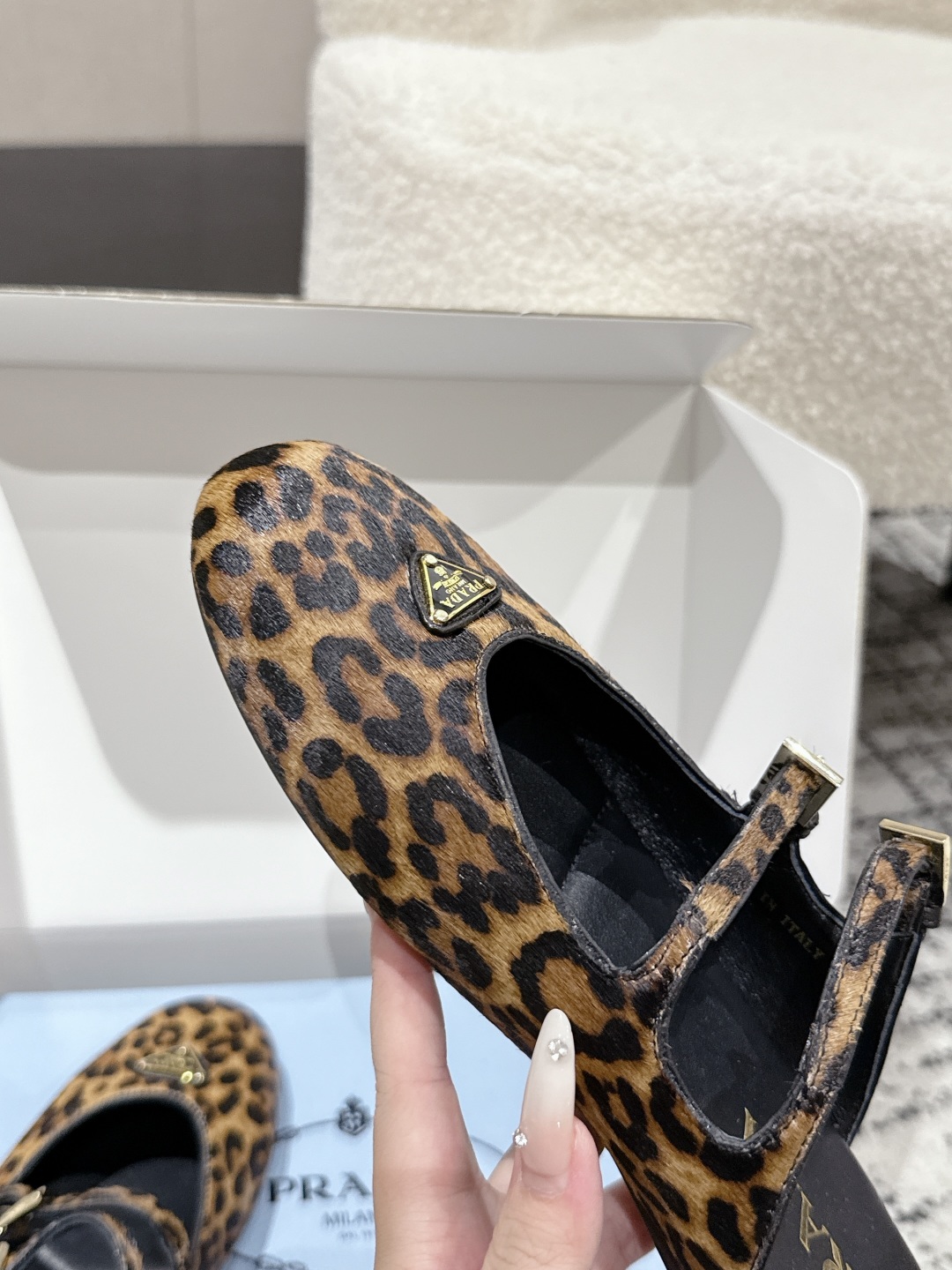 “New Prada Mary Jane Ballet Shoes: Fashionable Leather Ballerinas with Emblemic Triangle” - 图片 6