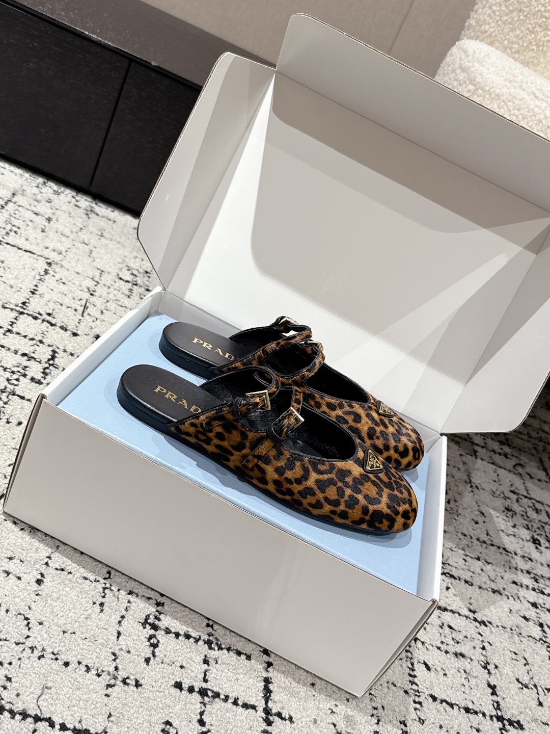 “New Prada Mary Jane Ballet Shoes: Fashionable Leather Ballerinas with Emblemic Triangle” - 图片 3