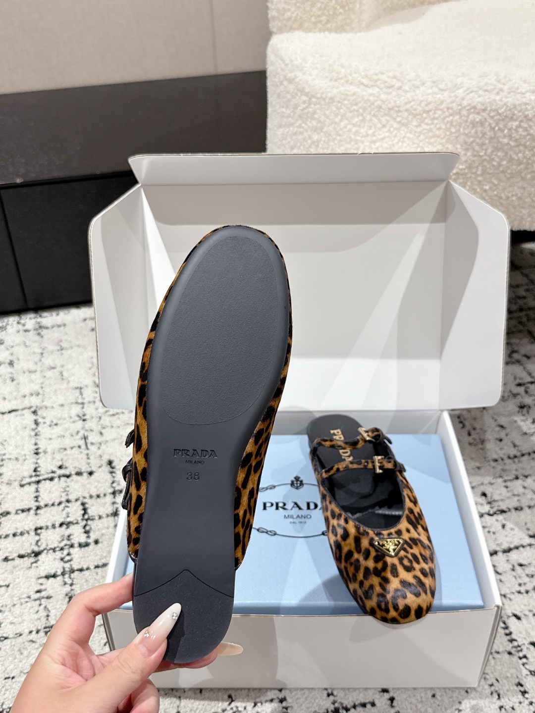 “New Prada Mary Jane Ballet Shoes: Fashionable Leather Ballerinas with Emblemic Triangle” - 图片 9