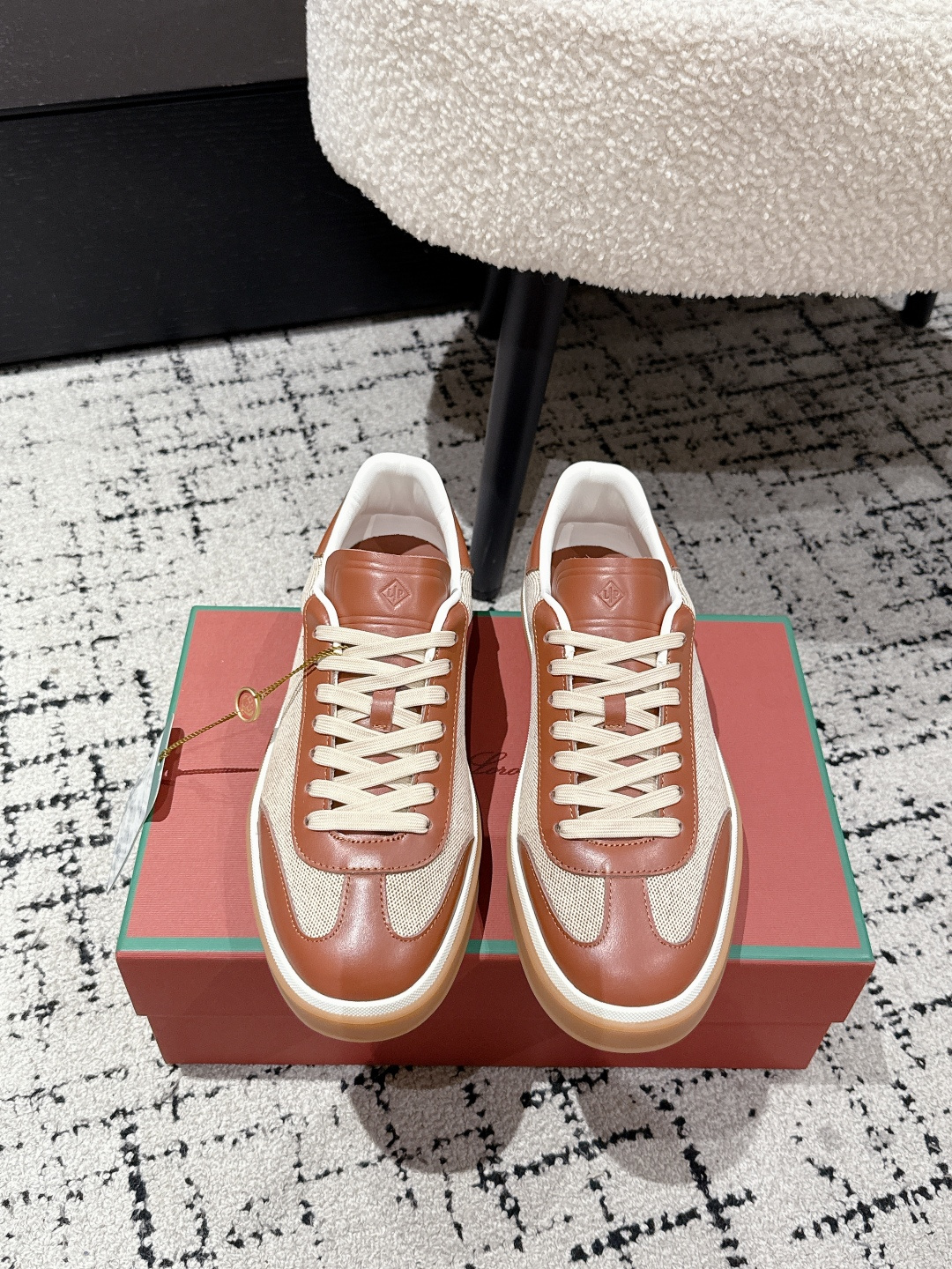 NO:463751,#Couple model Top version Loro Piana 25/ Latest Tennis walk series German training shoes Casual shoes Original purchase and development Made this new suede net adopts an ultra-low top design, suitable for wearing all year round. The edged sole creates a relaxed and charming color combination, harmoniously integrating functionality with low-key personality style. Create an ideal shoe choice for urban clothing. The heel is decorated with Kummel color insert soft calf tongue, imprinted logo cotton lace upper, cow section suede sole Rubber lining calf leather Exquisite packaging Fabric original custom head layer cowhide custom calf leather Inner custom calf leather Outsole Original open mold anti-slip rubber material Sole 3CM Size35-45 (for women 40. for men 45 custom-made non-return), casual shoes/sports shoes, loro  piana, sneakers, cowhide19860909#情侣款 顶级版本 Loro Piana 25/ 最新 Tennis walk系列 德训鞋 休闲 鞋 原版购入开发 做货 这款新款绒面革网采用超低帮设计,适合全年穿着.包边鞋底营造轻松迷人的色彩组合,将功能性与低调个性风格和谐融合.打造都市着装的理想鞋履选择.鞋跟处饰以Kummel色嵌片柔软小牛舌,压印徽标棉质鞋带鞋面,牛剖层绒面革鞋底 橡胶衬里小牛皮 配送专柜精美包装 面料原版定制头层牛皮 内里定制小牛皮里 大底原版开模防滑橡胶材质 底厚3CM Size35-45（女40.男45定做不退换）,休闲鞋/运动鞋,loro piana,sneakers,cowhide,Women's Shoes