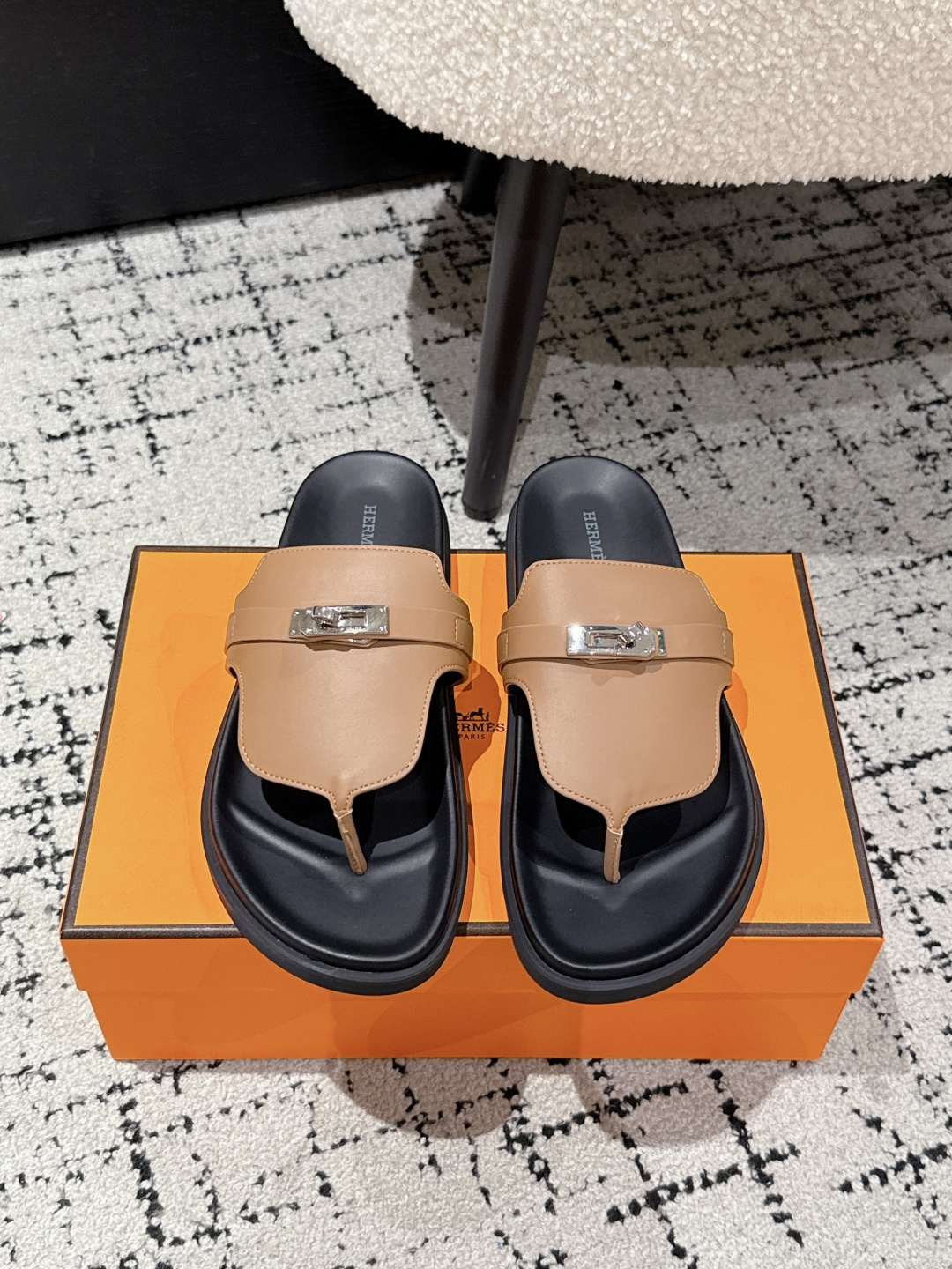 NO:463744,Men's #couple model HERMES Hermes 25/ Empire Calfskin functional flip-flops New couple's herringbone sandals that have been popular recently, paired with various colorful socks, it is very fashionable. Upper imported mixed-bred sheepskin. Deer leather imported mixed-bred sheepskin in the inner lining, outsole Tpu non-slip wear-resistant outsole Size#women 35-41 Men 39-46 (women 40.41 Men 45.46 customized for non-return or exchange), split-toe shoes, hermes, hermes, sandals, slippers, cowhide, sheepskin, socks19860909男 #情侣款 HERMES爱马仕 25/ Empire 小牛皮机能风人字拖鞋 新款最近火到不行的情侣款人字凉鞋,搭配各种彩色袜子,潮爆了 鞋面进口混种羊皮.鹿皮 内里进口混种羊皮 大底Tpu防滑耐磨大底 Size#女35-41 男39-46（女40.41男45.46定做不退不换）,分趾鞋,hermes,hermes,sandals,slippers,cowhide,sheepskin,socks,Women's Shoes