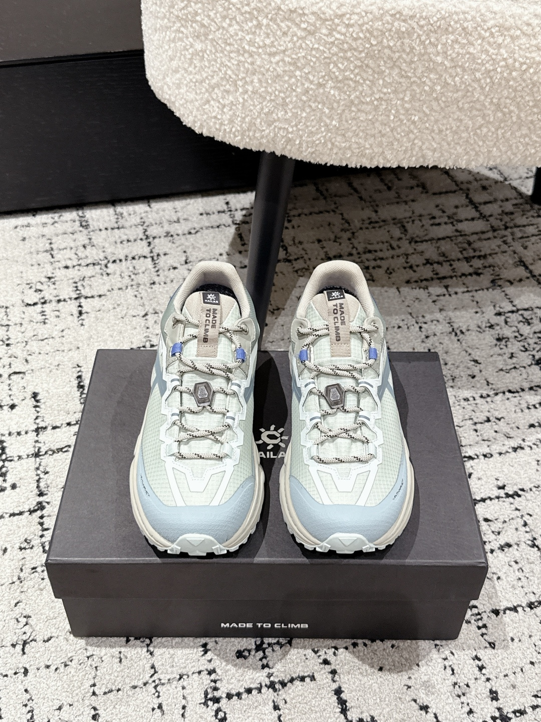 NO:463715,Men's #Couple Model KAILAS 25/ Mountain Walk 2 GTXb shock-absorbing cross-country couple running shoes This time, the design is reconstructed by sharp ridge lines, and the midsole outline is undulating in the mountains. The body of the shoe is dyed with black, gray and silver, awakening the 'power of loneliness' between sand and gravel. The sole is equipped with VIBRAM MEGAGRIP wetland anti-slip sole, and the choice of LITEBASE version brings a lighter feel, which is more suitable for cross-country running. In addition, the sole is also equipped with the unique pattern of Kaile Stone 'Tax Corner Triangle Flower' design, and the thickness of 4mm can also help runners better lock the ground in mountainous sections where the situation changes. The shoe body is equipped with 'GAITER HOLDER  TPU' exoskeleton joint stabilization system, TPU boards on both sides of the inner and outer sides lock the ankle position, making every step more stable. In addition, the lightweight EVA foam material of the cushioning layer can reduce the weight of the shoe by 20, bringing a more comfortable foot feeling. The upper adopts the 'JACQUARD' engineering mesh, which is characterized by thinness and breathability, and the overall braid is more delicate and woven to enhance the support of the upper. In addition, the shoe adopts a BOA adaptation system, with a rotating knob fully wrapped, and a quick-wear adjustment in one second. It is suitable for outdoor sports, such as trail running, mountain hiking, mountain climbing, etc. in hybrid tracks, and deals with different terrain such as hill climbing, downhill, and slippery paths. It is also suitable for daily sportswear and casual wear!  Imported mesh fabric on the upper + special craftsmanship inner mesh fabric original mold open sole Size35-45 (for women 40 men 45 custom made, no return or exchange), casual shoes/sports shoes, sneakers19860909男 #情侣款 KAILAS 凯乐石 25/ 山行2 GTXb减震越野 情侣跑步鞋  本次 在设计上采用凌厉的山脊线条重构设计语言,中底轮廓呈山脉起伏状.鞋身黑灰银相染,于砂石涌动间唤醒 「孤独的力量」. 鞋底配备了VIBRAM MEGAGRIP 湿地止滑大底,LITEBASE 版本的选择带来更加的轻盈的脚感,更适合越野跑.除此之外,鞋底还配备了凯乐石独特的花纹 「税角三棱齿花」设计,而 4mm 的厚度 也能够帮助跑者 在情况突变的山地路段能够更好的锁住地面. 鞋身配备了 「GAITER HOLDER TPU」外骨骼关节稳定系统,内外两侧的TPU 板,锁住脚踝位置,让每一步都更加稳定.除此之外,缓震层轻量化 EVA 发泡材料 可以让鞋子的重量降低 20,带来更加舒适的脚感. 鞋面采用了 「JACQUARD」工程网面,特点便是轻薄、透气,整体编织的更加细密提升鞋面支撑性.此外鞋款 采用了 BOA 适配系统,旋动旋钮全面包裹,一秒快穿调节. 适用于混合赛道的越野跑、山地徒步、登山等户外运动,应对爬坡、下坡、湿滑小路等不同地形 日常搭配运动装、休闲装也很合适！ 鞋面进口网布+特殊工艺 内里网布 大底原版开模大底 Size35-45（女40 男45订做不退换）,休闲鞋/运动鞋,sneakers,Women's Shoes