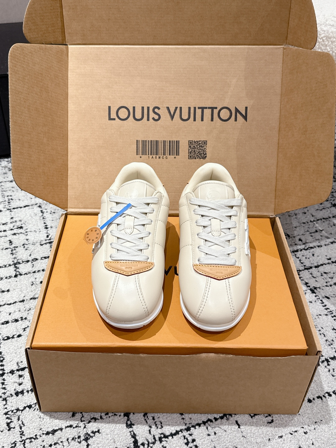 NO:463729,#Couple model Top version LOUIS VUITTON x Nigo co-branded model Buttersoft FW25/Fitung catwalk model Fat den thick sole casual sports shoes Forrest Gump shoes This series includes from simple-style sports shoes to eye-catching running shoes. LV stands out with its signature thick sole and modern aesthetics, while other styles use luxurious suede, leather and canvas materials. Some sports shoes are designed with futuristic design, emphasizing functionality and comfort, and moving towards sports-style luxury shoes Fabric: original sheepskin lining: mesh Sole: TPU outsole Sole Thick 3CM Size: Women's 35-40 (40 custom-made non-return) Men's 39-45 (45 custom-made non-return), casual shoes/sports, louis  vuitton, louis vuitton,sneakers,sheepskin,chamois leather19860909#情侣款 顶级版本 LOUIS VUITTON x Nigo 联名款 Buttersoft FW25/ 菲董 走秀款 胖丁 厚底 休闲 运动鞋 阿甘鞋 此次系列包括从简约风格的运动鞋到引人注目的跑鞋.LV以其标志性的厚底和现代美学脱颖而出,而其他款式则采用了奢华的麂皮、皮革和帆布等材质.一些运动鞋设计富有未来感,强调功能性与舒适性,并向运动风格的奢华鞋履迈进 面料: 原版羊皮皮 内里: 网布 鞋底: TPU大底 底厚3CM Size: 女款35-40（40订做不退换） 男款39-45（45订做不退换),休闲鞋/运动鞋,louis vuitton,louis vuitton,sneakers,sheepskin,chamois leather,Women's Shoes