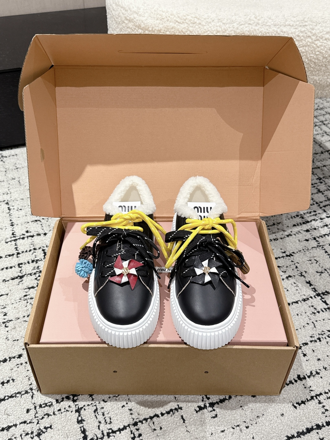 NO:463686,Sheepskin Wool #Top version miumiu 25/ New autumn and winter style thick sole white shoes wool white shoes thick sole casual shoes Simple style, ultra-light original molded sole, perfect foot feel, easy to wear, height increase by 6cm Size: #35-41 (40 41 custom made without return), casual shoes/sports shoes, miumiu, sneakers, sheepskin19860909羊皮里 羊毛里 #顶级版本 miumiu 繆繆 25/ 秋冬新款 厚底 小白鞋 羊毛 小白鞋 厚底 休闲鞋 简约造型,超轻原版开模鞋底,脚感妥妥满分 好穿好搭,增高6cm Size: #35-41（40 41定做不退换）,休闲鞋/运动鞋,miumiu,sneakers,sheepskin,Women's Shoes