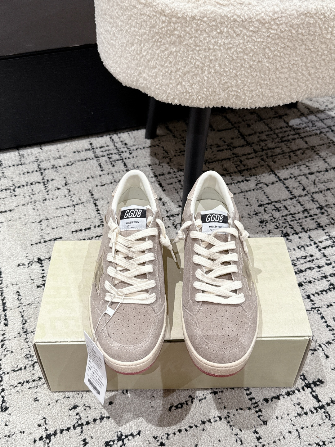 NO:484052,#Women's Purchase Level ｜Golden Goose Deluxe Brand Light Venus ggdb Classic Couple Dirty Shoes~~To the point of being popular, white shoes, and various small dirty shoes!  Celebrity private server demonstration × It’s so versatile!  No need to worry about washing shoes anymore!  The best white shoes to wear, the last is the same as the original one. The round and flat toe is very formal, not bloated and delicate. Upper: Original custom cowhide Inner: Sheepskin Finger: Original open mold 3.5cm high-rise latex insole Size: #35-40, casual shoes/sports shoes, sneakers, cowhide, sheepskin19860909#女款 代购级  ｜Golden Goose Deluxe Brand 浅金星 ggdb经典情侣款小脏鞋~~火红程度上怼小白鞋,下踩各类小脏鞋！明星私服上脚示范 ×就是这么百搭 ！再也不用担心洗鞋的问题啦！ 最好穿的小白鞋,楦型和原版无差了,圆扁的鞋头修的非常正,不臃肿很秀气 鞋面: 原版定制牛皮 内里: 羊皮 垫脚: 原版开模3.5cm内增高乳胶鞋垫 Size: #35-40,休闲鞋/运动鞋,sneakers,cowhide,sheepskin,Women's Shoes