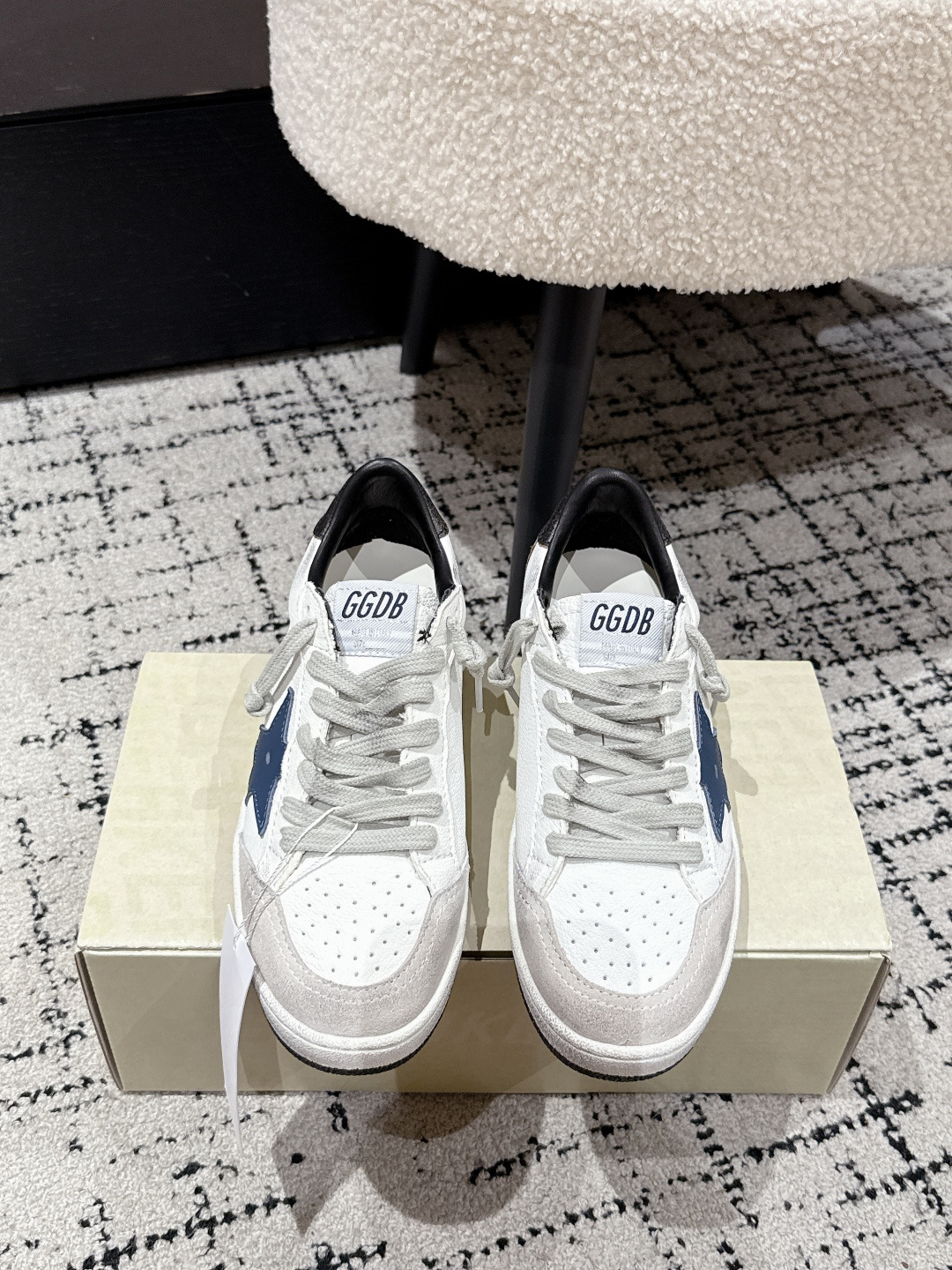 NO:484057,#Couple style Purchase grade | Golden Goose Deluxe Brand Blue Star Black Tail ggdb Classic Couple style small dirty shoes~~ To the point of being popular, white shoes, and various small dirty shoes are worn!  Celebrity private server demonstration × It’s so versatile!  No need to worry about washing shoes anymore!  The best white shoes to wear, the last is the same as the original one. The round and flat toe is very formal, not bloated and delicate. Upper: Original custom cowhide Inner: Sheepskin Finger: Original open mold 3.5cm high-enhancing latex insole Size: #35-45, casual shoes/sports shoes, sneakers, cowhide, sheepskin19860909#情侣款 代购级  ｜Golden Goose Deluxe Brand 蓝星黑尾 ggdb经典情侣款小脏鞋~~火红程度上怼小白鞋,下踩各类小脏鞋！明星私服上脚示范 ×就是这么百搭 ！再也不用担心洗鞋的问题啦！ 最好穿的小白鞋,楦型和原版无差了,圆扁的鞋头修的非常正,不臃肿很秀气 鞋面: 原版定制牛皮 内里: 羊皮 垫脚: 原版开模3.5cm内增高乳胶鞋垫 Size: #35-45,休闲鞋/运动鞋,sneakers,cowhide,sheepskin,Women's Shoes