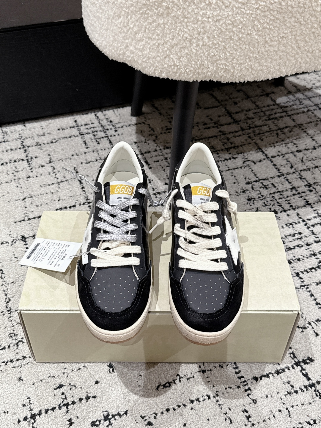 NO:484064,#Couple style Purchase grade | Golden Goose Deluxe Brand White Star Black Tail ggdb Classic Couple Small Dirty Shoes~~ To the point of being popular, white shoes, and various small dirty shoes are worn!  Celebrity private server demonstration × It’s so versatile!  No need to worry about washing shoes anymore!  The best white shoes to wear, the last is the same as the original one. The round and flat toe is very formal, not bloated and delicate. Upper: Original custom cowhide Inner: Sheepskin Finger: Original open mold 3.5cm high-enhancing latex insole Size: #35-45, casual shoes/sports shoes, sneakers, cowhide, sheepskin19860909#情侣款 代购级  ｜Golden Goose Deluxe Brand 白星黑尾 ggdb经典情侣款小脏鞋~~火红程度上怼小白鞋,下踩各类小脏鞋！明星私服上脚示范 ×就是这么百搭 ！再也不用担心洗鞋的问题啦！ 最好穿的小白鞋,楦型和原版无差了,圆扁的鞋头修的非常正,不臃肿很秀气 鞋面: 原版定制牛皮 内里: 羊皮 垫脚: 原版开模3.5cm内增高乳胶鞋垫 Size: #35-45,休闲鞋/运动鞋,sneakers,cowhide,sheepskin,Women's Shoes