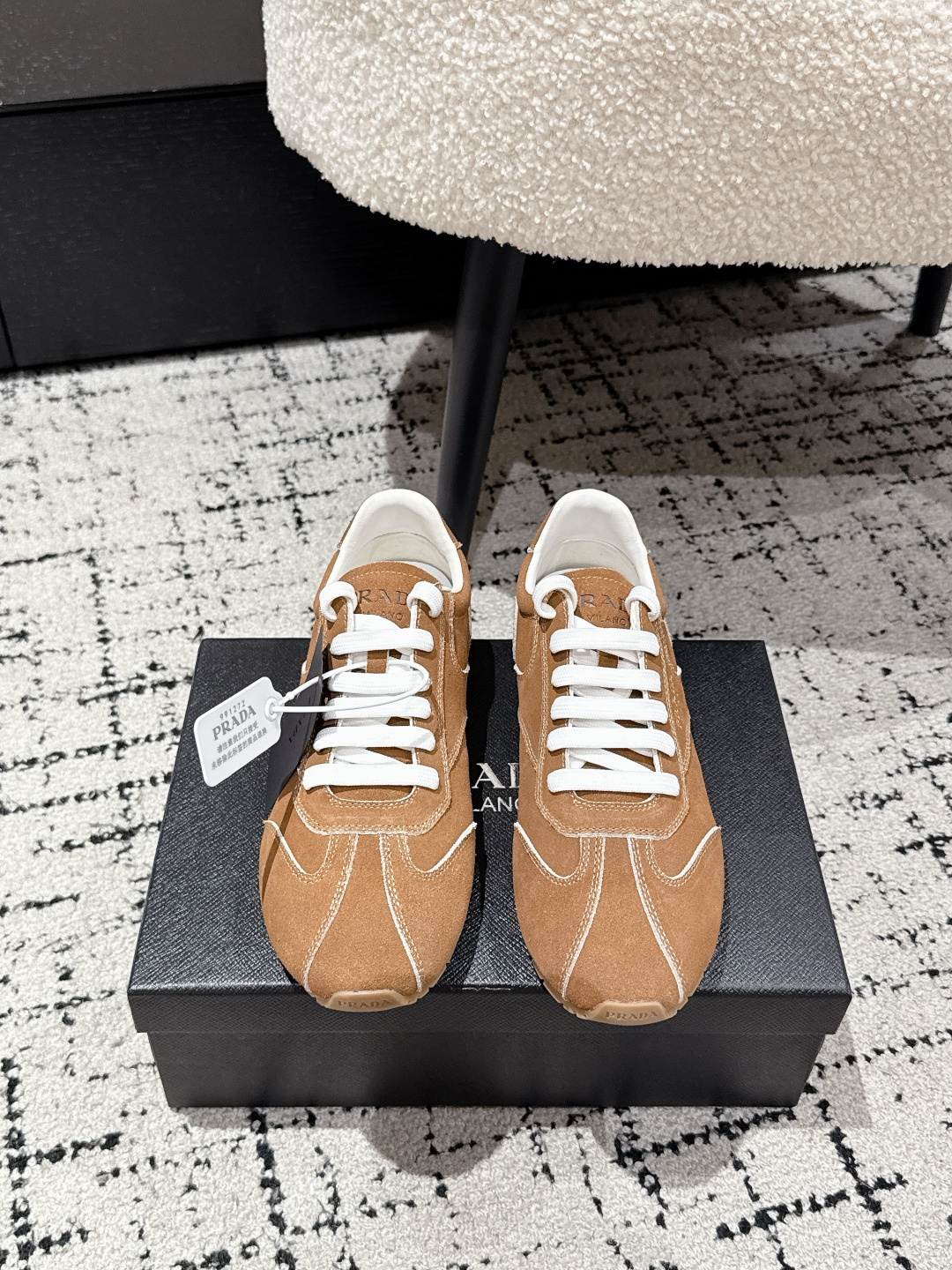 NO:489416,#Top version Prada 25/ New style Lace-up casual Sports shoes Forrest Gump shoes Soft rubber sole is known as the cloud-like feeling~ 100% comfortable, delicate reverse velvet upper, the shoe shape is full of wrapping, soft and textured!  Full of high-end feeling!  Upper Imported high mercerized beef reverse velvet/cowhide surface Inner Imported sheepskin Comfortable and breathable Sole Original open mold TPU two-color outsole Size #35-41 (40.41 customization), casual shoes/sports shoes, prada, sneakers, cowhide, sheepskin19860909#顶级版本 普拉达 25/ 新款 系带休闲 运动鞋 阿甘鞋 软胶底素有踩云感之称～舒适度百分百 细腻反绒皮鞋面,鞋型包裹感十足,柔和而有质感！高级感满满！ 鞋面 进口高丝光牛反绒/牛皮面 内里 进口羊皮 舒适透气 鞋底 原版开模TPU双色大底 Size #35-41 (40.41定制),休闲鞋/运动鞋,prada,sneakers,cowhide,sheepskin,Women's Shoes