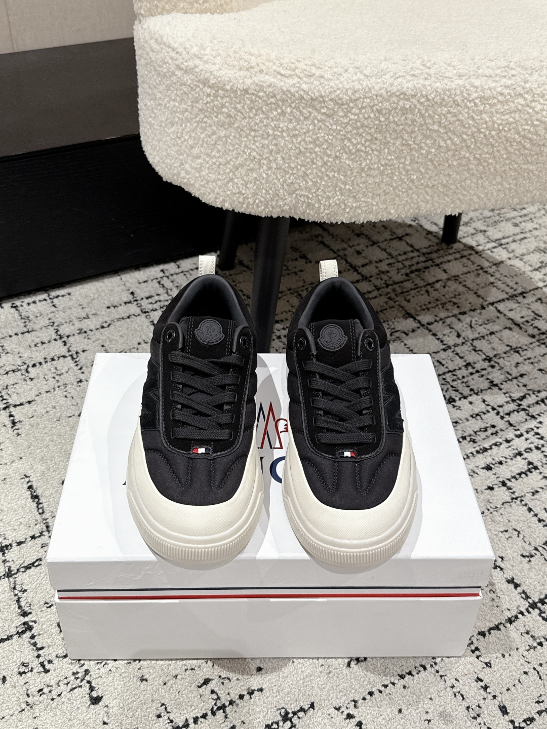 NO:463657,#Men's Moncle'Moncle' Altive Series 25/ Outdoor Thick Sole Casual Sports Shoes This Moncler Altive sneaker easily combines comfortable design and protection. With a cow-skinned leather upper, EVA midsole adds flexibility, and VibramMEGAGRIP composite sole gives the shoes grip and durability. Ortholite insoles are easy to clean, while enhancing the permeability of the shoes and providing comfortable cushioning effect. Delivery counter exquisite packaging. Original custom-made top cowhide inner lining original imported soft sheepskin lining. Exclusive open mold-proof rubber material. Sole thickness 3.5CM  Size: #Men's 38-46 (38/46 customized), casual shoes/sports shoes, Moncler, Moncler, sneakers, cowhide, sheepskin19860909#男款 Moncle'盟可睐/蒙口Moncle' Altive系列 25/ 户外 厚底 休闲 运动鞋 这款Moncler Altive运动鞋轻松融合舒适设计与保护性.搭配牛剖层革鞋面,EVA中底倍添灵活性,VibramMEGAGRIP复合底面赋予鞋履抓地力和耐久性. Ortholite鞋垫易于清洗,同时可增强鞋履的通透性,并提供舒适的缓冲效果 配送专柜精美包装 面料原版定制头层牛皮 内里原版进口柔软羊皮里 鞋底独家开模防滑橡胶材质 底厚3.5CM Size:#男款38-46（38/46定制),休闲鞋/运动鞋,Moncler,Moncler,sneakers,cowhide,sheepskin,Women's Shoes