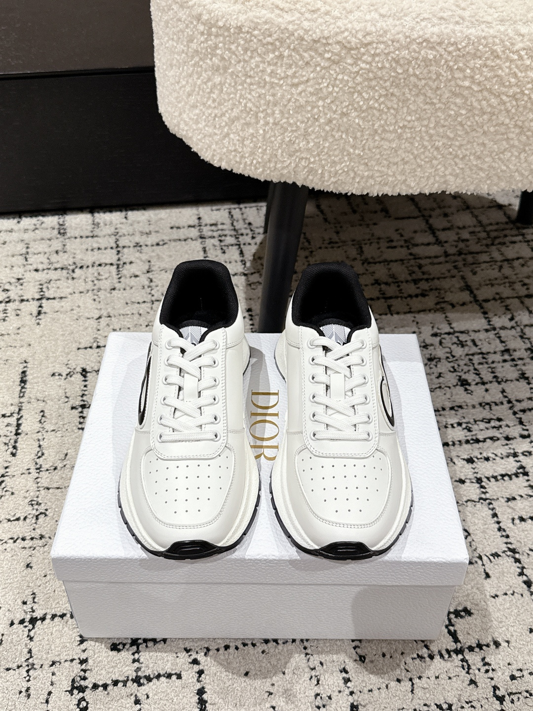 NO:463731,Women's Men's #Top Version Dior 26/ SS Latest Run'n'Dior Series Couple Model Thick Sole Casual Sports Shoes Original Purchase and Development Made This Run'n'Dior Sports Shoes is a new product in the 2025 Fall Series, reinterpreting the sports style with an elegant and fashionable look. The upper is carefully crafted with white mesh fabric, and the laces and heels are decorated with the Christian Dior Paris logo. The exquisite two-color sole is light and soft, which can add a high order temperament to all kinds of casual styles. The delivery counter is exquisitely packaged Fabric: Original custom imported top layer cowhide Inner: Imported soft sheepskin Sole: Original open mold-proof rubber Sole Thick 4CM Size: #women's 35-41 /  Men's 39-45 (Female 41/Men's 45 customized), casual shoes/sports shoes, dior, dior, sneakers, cowhide, sheepskin19860909女款 男款 #顶级版本 Dior迪奥 26/ SS 最新Run'n'Dior 系列 情侣款 厚底 休闲 运动鞋 原版购入开发 做货 这款 Run'n'Dior 运动鞋是二零二五秋季系列新品,以优雅时尚的造型重新演绎运动风格.鞋面采用白色网眼织物精心制作,鞋带和鞋跟饰以 Christian Dior Paris 标志.精致的双色鞋底轻盈柔软,可为各式休闲造型增添高订气质 配送专柜精美包装 面料 : 原版定制进口头层牛皮 内里 : 进口柔软羊皮里 鞋底 : 原版开模防滑橡胶材质 底厚 4CM Size : #女款35-41 / 男款39-45（女41/男45定制),休闲鞋/运动鞋,dior,dior,sneakers,cowhide,sheepskin,Women's Shoes