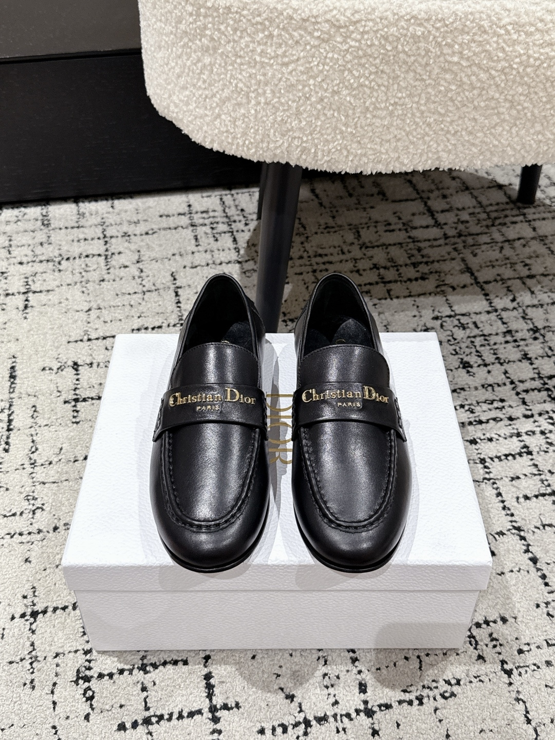 NO:463669,Dior 25/ New autumn and winter products Boy metal letter buckles loafers original purchase and development, making products full of high-end feel!  This is a popular model for bloggers at home and abroad. It is retro and fashionable and beautiful!  Official website main model★ Original custom calfskin/beef lining: imported sheepskin lining, original open mold injection molding leather outsole Size: #35-41 (40.41 custom made without return or exchange), loafers, dior, dior, loafers, cowhide, sheepskin, Leather soles19860909Dior 迪奥 25/ 秋冬新品 Boy金属字母扣 乐福鞋 原版购入开发 做货 高级感十足！国内外博主刷爆的一款,复古又时髦 上脚美炸了！官网主推款★ 鞋面原版定制小牛皮/牛猄 内里: 进口羊皮里 大底原版开模注塑真皮大底 Size: #35-41（40.41定制不退换）,乐福鞋,dior,dior,loafers,cowhide,sheepskin,Leather soles,Women's Shoes