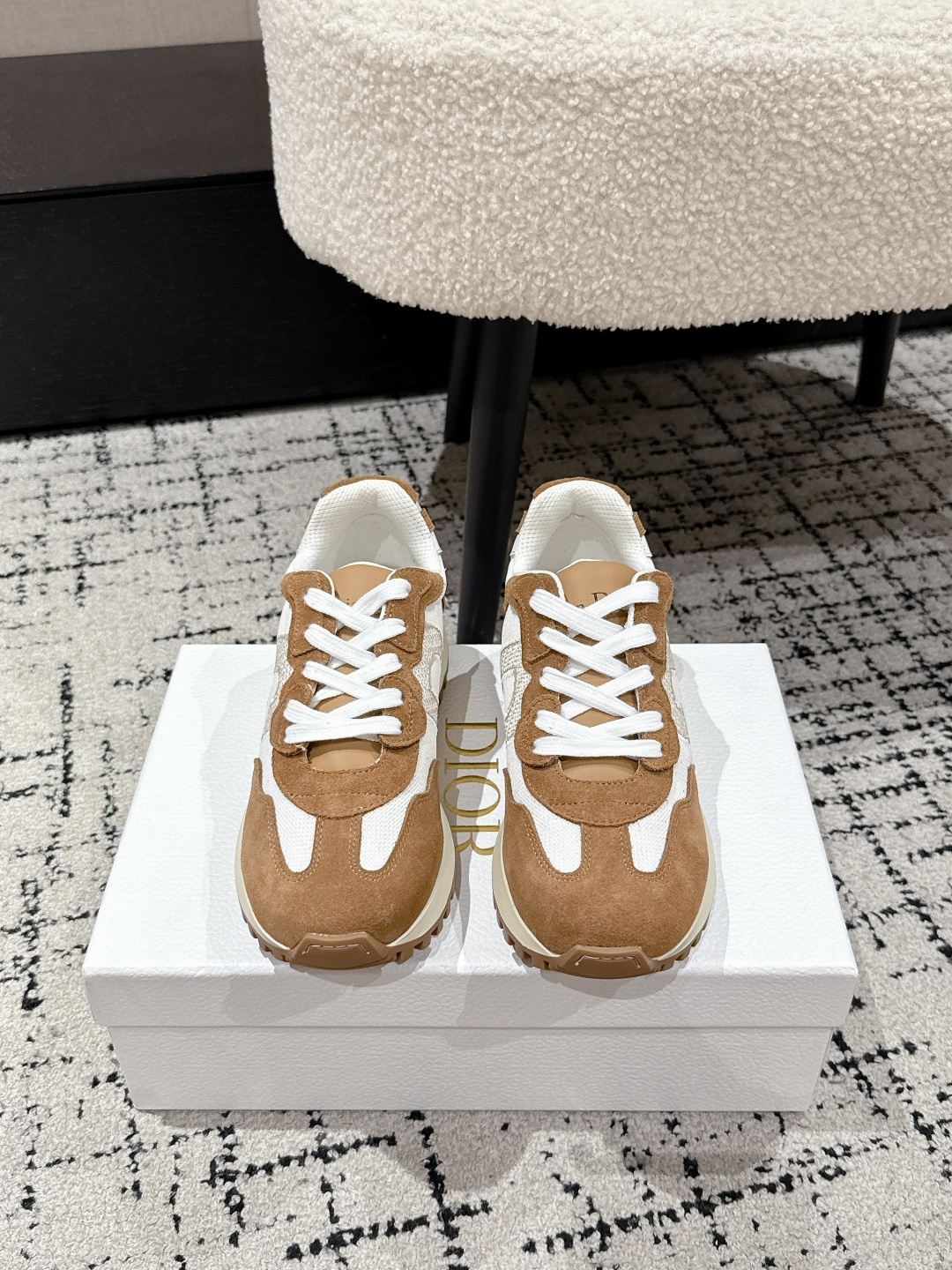 NO:469376,#Top version Dior 25/ C’est series New new couple casual sneakers 'Made of suede leather and mesh fabric, light and breathable. The CD letters on the sides are very Dior-recognizable, and the sporty style design blends the details of the tassels and adds a hint of elegance. Fabric: The original fabric is complex spliced ​​outsole: The original molded outsole Size: #35-46, casual shoes/sports shoes, dior, dior, sneakers, cowhide19860909#顶级版本 Dior 迪奥 25/ C’est系列 新款全新 情侣 休闲运动鞋 ‘以绒面牛皮革和网眼织物制作,轻盈透气.侧边的CD字母非常有Dior辩识度,运动风设计融合流苏细节也增添了一丝优雅气质 面料: 原版面料复杂拼接 大底: 原版开模大底 Size: #35-46,休闲鞋/运动鞋,dior,dior,sneakers,cowhide,Women's Shoes