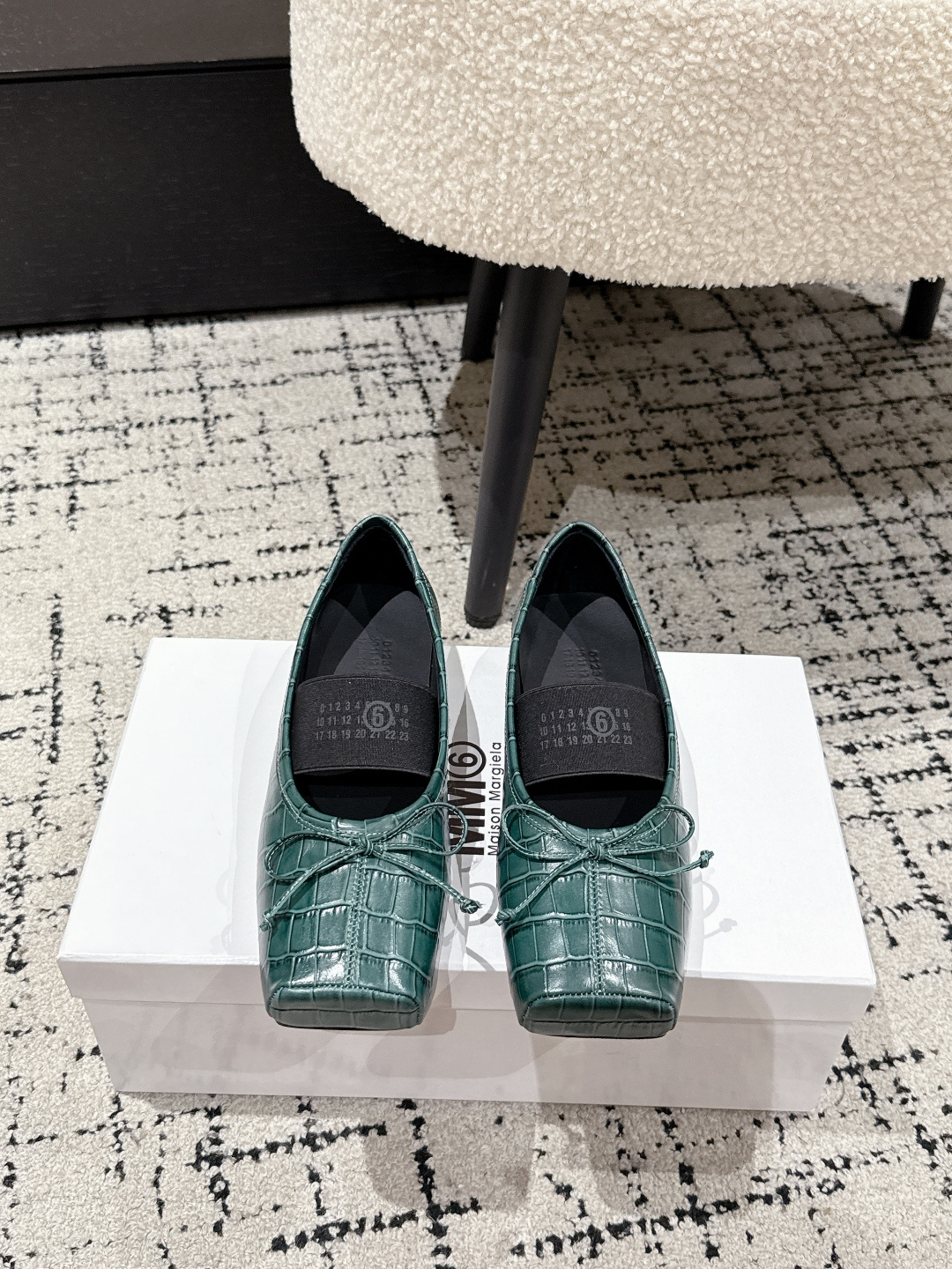 NO:463697,Maison Margiela MM6 Magiela 25/ New square toe ballet shoes Original open mold double-layer genuine leather sole Original cover shoe shape is very generous, matched with various styles, easy to control, the boon of short legs The upper body instantly becomes big and long legs, the upper foot is not restricted by routine, be yourself as you like ~ The fried chicken on the upper foot is soft and comfortable, the upper cowhide inner cowhide, the sole genuine leather outsole Size: #35-40 (40 custom-made, no return or exchange), Mary Jane, masion margiela, masion margiela, mary jane, cowhide, Leather soles19860909Maison Margiela MM6马吉拉 25/ 新款 方头 芭蕾舞鞋 原版开模双层真皮鞋底 原版套楦鞋型很大方 搭配各种风格都 轻松驾驭 小短腿的福音 上身瞬间秒变大长腿 上脚不被常规所拘束,随心所欲做自己～上脚炒鸡柔软舒适 鞋面牛皮 内里牛皮 大底真皮大底 Size: #35-40（40定制不退换）,玛丽珍,masion margiela,masion margiela,mary jane,cowhide,Leather soles,Women's Shoes