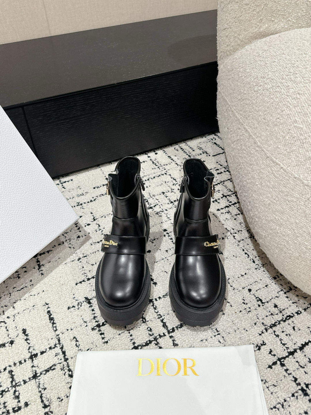 NO:630680,#TOPVERSION Di0R Dior 25/ Latest Autumn and Winter New Chelsea Boots Dior Empreinte The adjustable straps of the boots have a 'CD' logo, highlighting the classic design. The enduring riding boot shape creates a casual yet elegant style. Classic and versatile. Fabric: Top imported cowhide/open edge beads. Inner: water-dyed cowhide. Outsole: original molded outsole. Size:  #35-41 (40.41 custom-made, non-refundable), boots, dior, dior, boots, cowhide19860909#顶级版本 Di0R 迪奥 25/ 最新 秋冬新款 切尔西短靴 Dior Empreinte 靴子的可调节带上带有“CD”标志,彰显经典设计.经久不衰的马靴造型 打造休闲又不失优雅的风格 经典百搭 面料: 顶级进口牛皮/开边珠 内里: 水染牛皮 大底: 原版开模大底 Size: #35-41（40.41定做不退换）,靴子,dior,dior,boots,cowhide,Women's Shoes