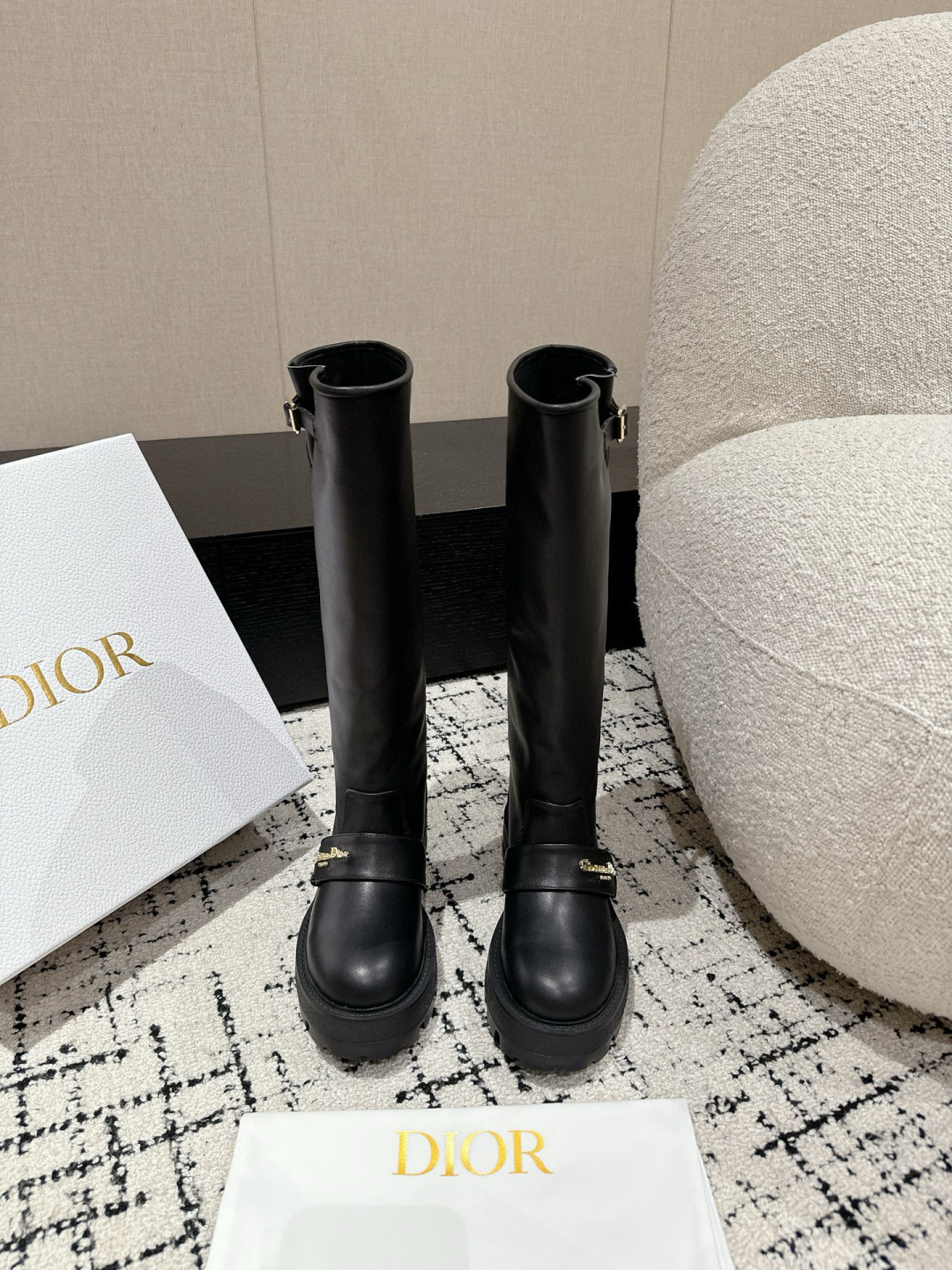 NO:630682,#TOPVERSION Di0R Dior 25/ The latest autumn and winter new Chelsea boots Dior Empreinte The adjustable straps of the boots have a 'CD' logo, highlighting the classic design. The enduring riding boot shape creates a casual yet elegant style. Classic and versatile. Fabric: top imported cowhide/open edge beads. Inner: water-dyed cowhide. Outsole: original molded outsole. Size:  #35-41 (40.41 custom-made, non-refundable), boots, dior, dior, boots, cowhide19860909#顶级版本 Di0R 迪奥 25/ 最新 秋冬新款 切尔西长靴靴 Dior Empreinte 靴子的可调节带上带有“CD”标志,彰显经典设计.经久不衰的马靴造型 打造休闲又不失优雅的风格 经典百搭 面料: 顶级进口牛皮/开边珠 内里: 水染牛皮 大底: 原版开模大底 Size: #35-41（40.41定做不退换）,靴子,dior,dior,boots,cowhide,Women's Shoes