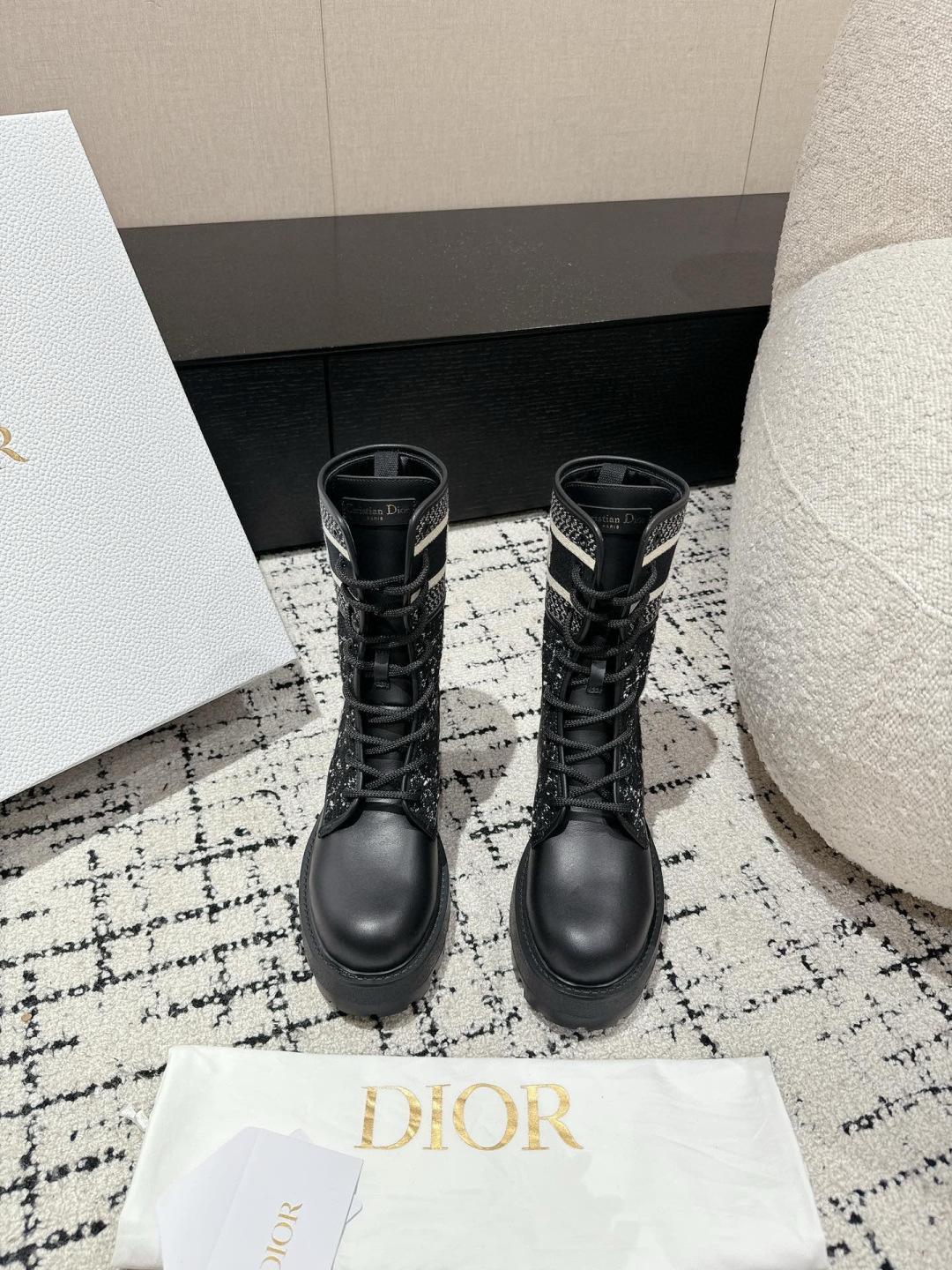 NO:630684,#TOPVERSION Di0R Dior 25/ Latest Autumn and Winter New Chelsea Boots Dior Empreinte The adjustable straps of the boots have a 'CD' logo, highlighting the classic design. The enduring riding boot shape creates a casual yet elegant style. Classic and versatile. Fabric: Top imported cowhide/embroidery fabric. Lining: Water-dyed cowhide. Outsole: Original molded outsole. Size:  #35-41 (40.41 custom-made, non-refundable), boots, dior, dior, boots, cowhide19860909#顶级版本 Di0R 迪奥 25/ 最新 秋冬新款 切尔西短靴 Dior Empreinte 靴子的可调节带上带有“CD”标志,彰显经典设计.经久不衰的马靴造型 打造休闲又不失优雅的风格 经典百搭 面料: 顶级进口牛皮/刺绣面料 内里: 水染牛皮 大底: 原版开模大底 Size: #35-41（40.41定做不退换）,靴子,dior,dior,boots,cowhide,Women's Shoes