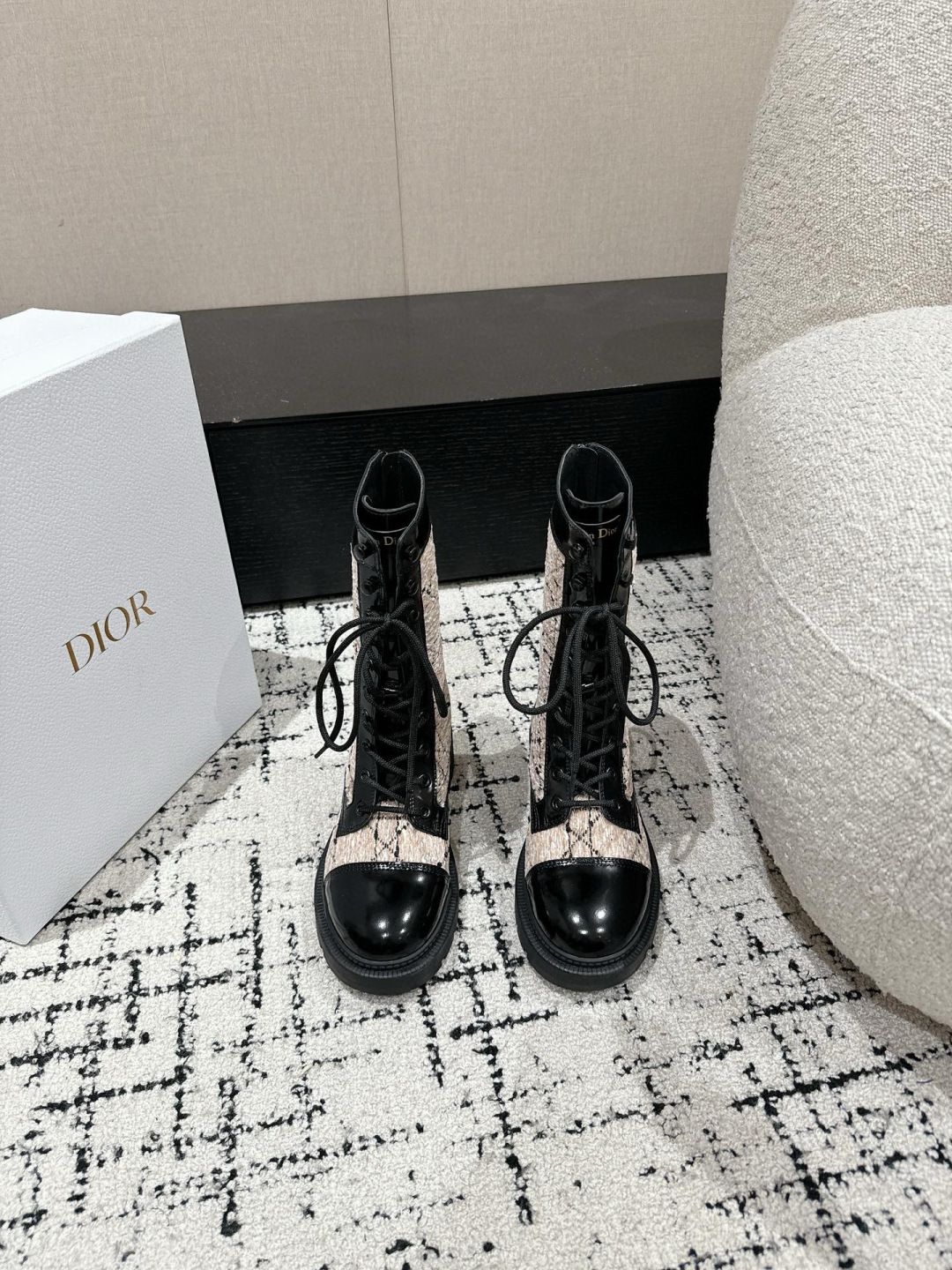 NO:630687,# Purchasing Level Dior Dior 25/New Autumn and Winter Embroidered Mid-calf Boots Upgraded Complete Packaging High-density Imported Machine Woven!  The electric embroidery process is not the fly woven elastic fabric on the market!  The webbing and round buckles are all original molded!  High-density TPU outsole!  The electric embroidery process of the shoe upper is crazy. I bought the original black version, made 1:1. There is no pressure in and out of the counter. The upper is very soft. It is not a stiff material. The upper is made of original 3D three-dimensional embroidery and matte cowhide. The lining is full-grain lambskin. The outsole is the original molded TPu outsole. Size #35-41 (40 and 41 customizations are not returnable), boots, dior, dior, boots, cowhide, sheepskin19860909#代购级 Dior迪奥 25/新款 秋冬 刺绣 中筒靴 升级版全套包装 高密度进口机器梭织！电绣工艺,并非市面飞织弹力布！织带和圆扣全部原版开模！高密度TPU大底！鞋面电绣工艺被抢疯了.入手黑色原版,1:1做.进出专柜无压力.鞋面非常软.不是硬挺的材料. 鞋面原版3D立体刺绣拼哑光胎牛皮 内里全粒面小羊皮 大底原版开模TPu大底 Size#35-41（40、41定制不退换）,靴子,dior,dior,boots,cowhide,sheepskin,Women's Shoes