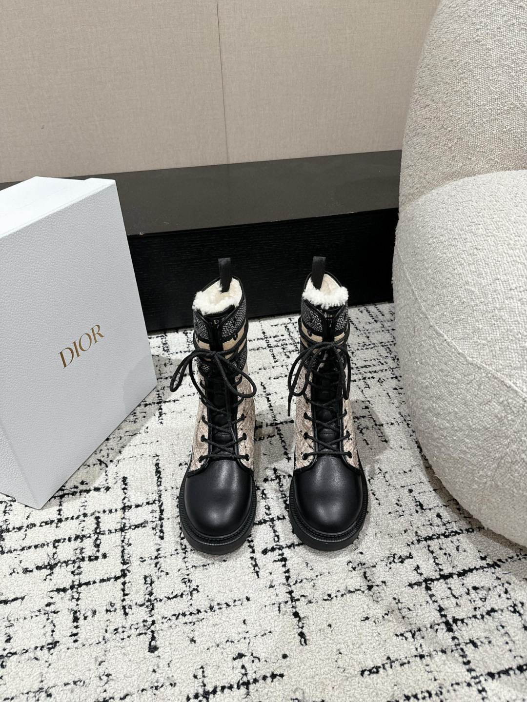 NO:630690,# Purchasing Level Wool Dior Dior 25/New Autumn and Winter Embroidered Mid-calf Boots Upgraded Complete Packaging High-density Imported Machine Woven!  The electric embroidery process is not the fly woven elastic fabric on the market!  The webbing and round buckles are all original molded!  High-density TPU outsole!  The electric embroidery process of the shoe upper is crazy. I bought the original black version, made 1:1. There is no pressure in and out of the counter. The upper is very soft. It is not a stiff material. The upper is made of original 3D three-dimensional embroidery and matte cowhide. The lining is full-grain lambskin. The outsole is the original molded TPu outsole. Size #35-41 (40 and 41 customizations are not returnable), boots, dior, dior, boots, cowhide, sheepskin19860909#代购级 羊毛里 Dior迪奥 25/新款 秋冬 刺绣 中筒靴 升级版全套包装 高密度进口机器梭织！电绣工艺,并非市面飞织弹力布！织带和圆扣全部原版开模！高密度TPU大底！鞋面电绣工艺被抢疯了.入手黑色原版,1:1做.进出专柜无压力.鞋面非常软.不是硬挺的材料. 鞋面原版3D立体刺绣拼哑光胎牛皮 内里全粒面小羊皮 大底原版开模TPu大底 Size#35-41（40、41定制不退换）,靴子,dior,dior,boots,cowhide,sheepskin,Women's Shoes