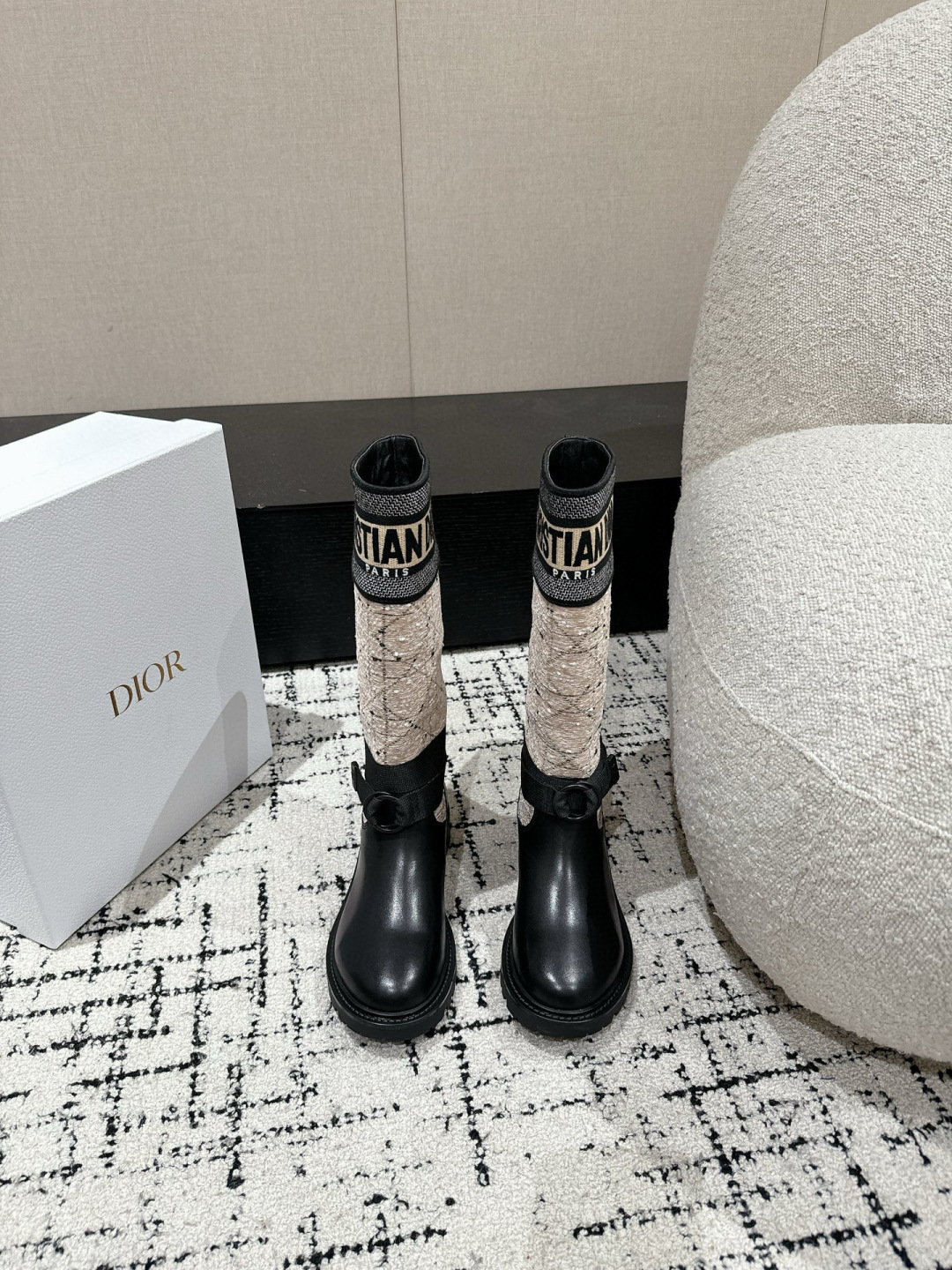 NO:630692,# Purchasing Level Dior Dior 25/New Autumn and Winter Embroidered Mid-calf Boots Upgraded Complete Packaging High-density Imported Machine Woven!  The electric embroidery process is not the fly woven elastic fabric on the market!  The webbing and round buckles are all original molded!  High-density TPU outsole!  The electric embroidery process of the shoe upper is crazy. I bought the original black version, made 1:1. There is no pressure in and out of the counter. The upper is very soft. It is not a stiff material. The upper is made of original 3D three-dimensional embroidery and matte cowhide. The lining is full-grain lambskin. The outsole is the original molded TPu outsole. Size #35-41 (40 and 41 customizations are not returnable), boots, dior, dior, boots, cowhide, sheepskin19860909#代购级 Dior迪奥 25/新款 秋冬 刺绣 中筒靴 升级版全套包装 高密度进口机器梭织！电绣工艺,并非市面飞织弹力布！织带和圆扣全部原版开模！高密度TPU大底！鞋面电绣工艺被抢疯了.入手黑色原版,1:1做.进出专柜无压力.鞋面非常软.不是硬挺的材料. 鞋面原版3D立体刺绣拼哑光胎牛皮 内里全粒面小羊皮 大底原版开模TPu大底 Size#35-41（40、41定制不退换）,靴子,dior,dior,boots,cowhide,sheepskin,Women's Shoes