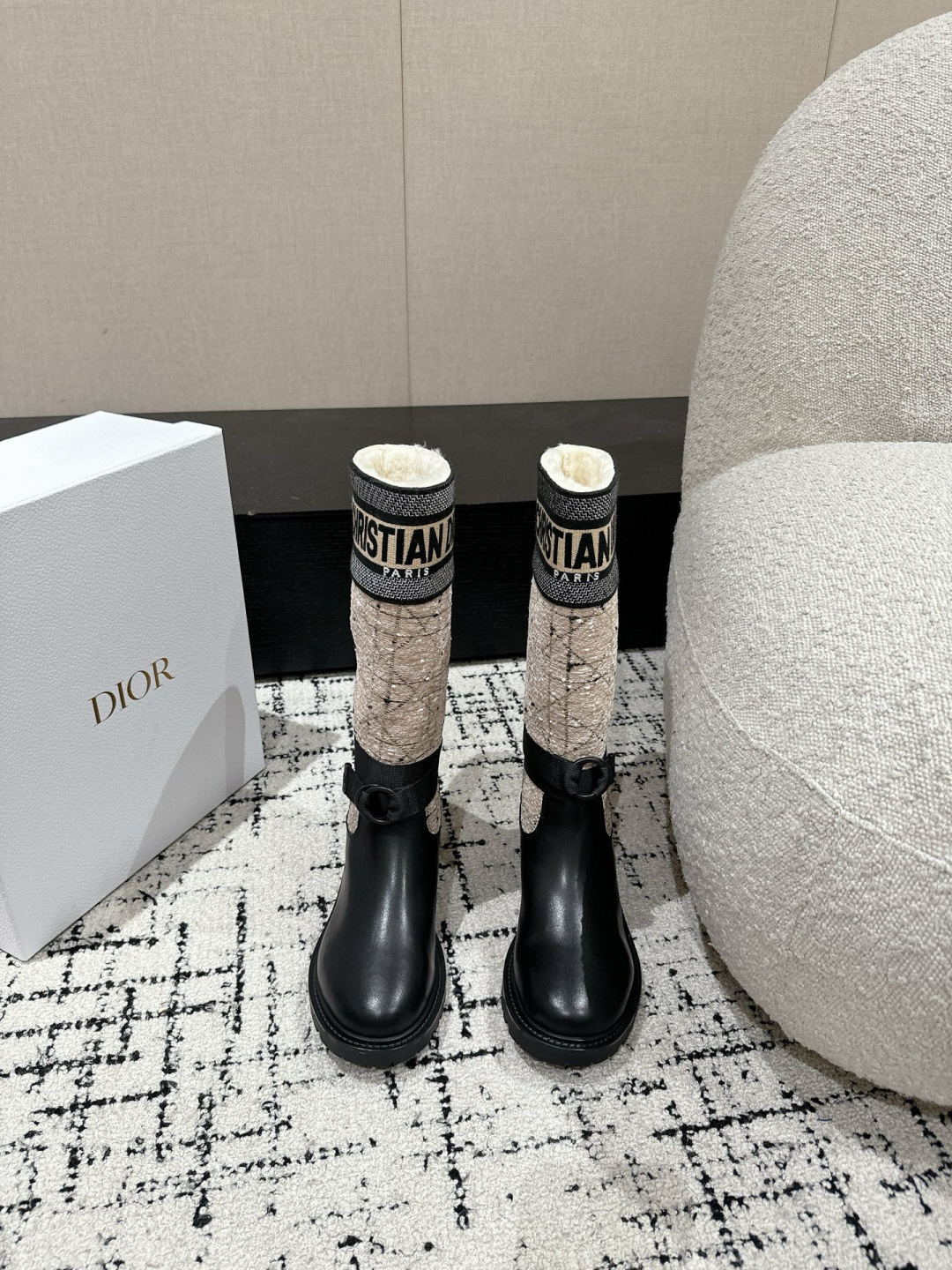 NO:630695,# Purchasing Level Wool Dior Dior 25/New Autumn and Winter Embroidered Mid-calf Boots Upgraded Complete Packaging High-density Imported Machine Woven!  The electric embroidery process is not the fly woven elastic fabric on the market!  The webbing and round buckles are all original molded!  High-density TPU outsole!  The electric embroidery process of the shoe upper is crazy. I bought the original black version, made 1:1. There is no pressure in and out of the counter. The upper is very soft. It is not a stiff material. The upper is made of original 3D three-dimensional embroidery and matte cowhide. The lining is full-grain lambskin. The outsole is the original molded TPu outsole. Size #35-41 (40 and 41 customizations are not returnable), boots, dior, dior, boots, cowhide, sheepskin19860909#代购级 羊毛里 Dior迪奥 25/新款 秋冬 刺绣 中筒靴 升级版全套包装 高密度进口机器梭织！电绣工艺,并非市面飞织弹力布！织带和圆扣全部原版开模！高密度TPU大底！鞋面电绣工艺被抢疯了.入手黑色原版,1:1做.进出专柜无压力.鞋面非常软.不是硬挺的材料. 鞋面原版3D立体刺绣拼哑光胎牛皮 内里全粒面小羊皮 大底原版开模TPu大底 Size#35-41（40、41定制不退换）,靴子,dior,dior,boots,cowhide,sheepskin,Women's Shoes