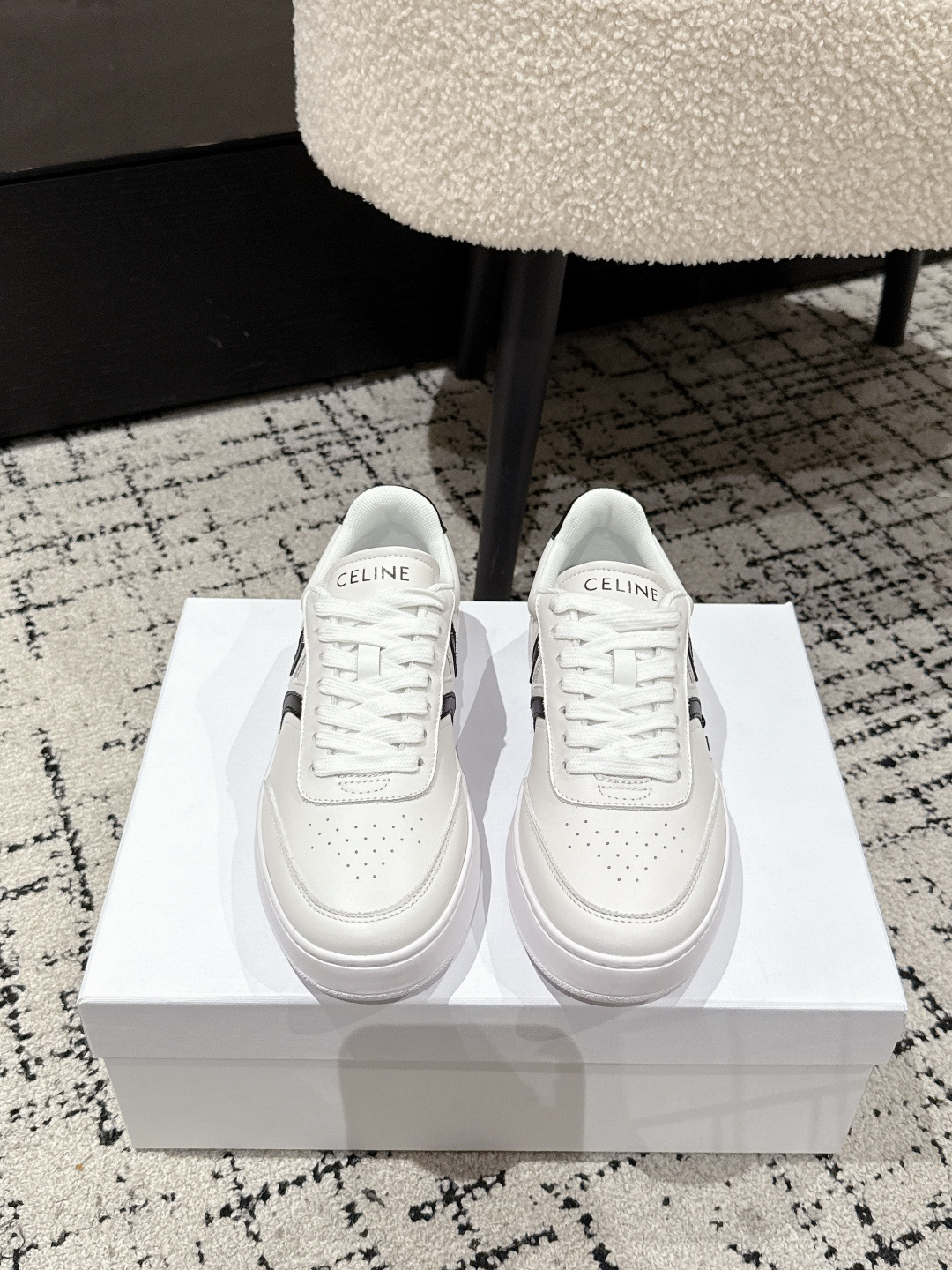 NO:465632,#Top version CELINE 25/Latest Block series Lace-up Casual Sports Shoes TRIOMPHE Leather Patch, instantly injects fresh and soft charm into this BLOCK sneaker, and loves it. When paired, it is so easy to control. Whether it is flared jeans, skirts or dresses, it can be easily controlled, adding unique charm to your look and becoming a fashion expert in seconds. Imported cowhide upper, original breathable net, outsole, original rubber outsole Size#35-41 (for women 40.41 custom-made, non-return and exchange), casual shoes/sports, celine, celine, sneakers, skirts, jeans, cowhide19860909#顶级版本 CELINE赛琳 25/最新 Block系列 系带 休闲 运动鞋 TRIOMPHE 皮革贴饰,瞬间给这款 BLOCK 运动鞋注入了清新柔美的魅力,爱了爱了.搭配起来那叫一个随心所欲,无论是喇叭牛仔裤、半身裙还是连衣裙,它都能轻松驾驭,为你的造型增添别致魅力,让你秒变时尚达人 鞋面进口牛皮  内里原版透气网里 大底原版橡胶大底 Size#35-41（女40.41定做不退换）,休闲鞋/运动鞋,celine,celine,sneakers,skirts,jeans,cowhide,Women's Shoes