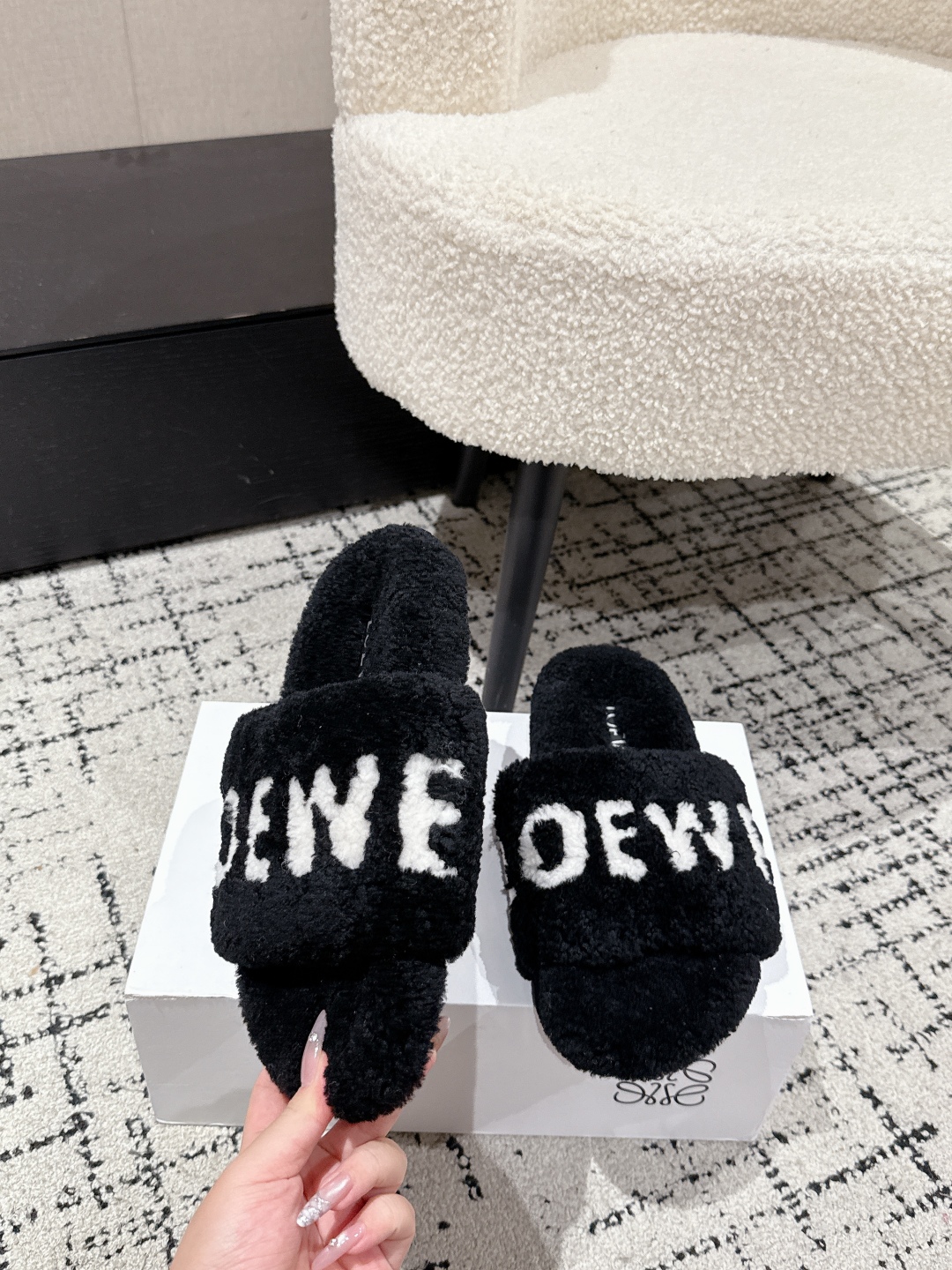 Loewe Shearling Slippers: Cozy & Chic Winter Style - Limited Sizes Available! 5 cmp i1755987591946 6302 0 3