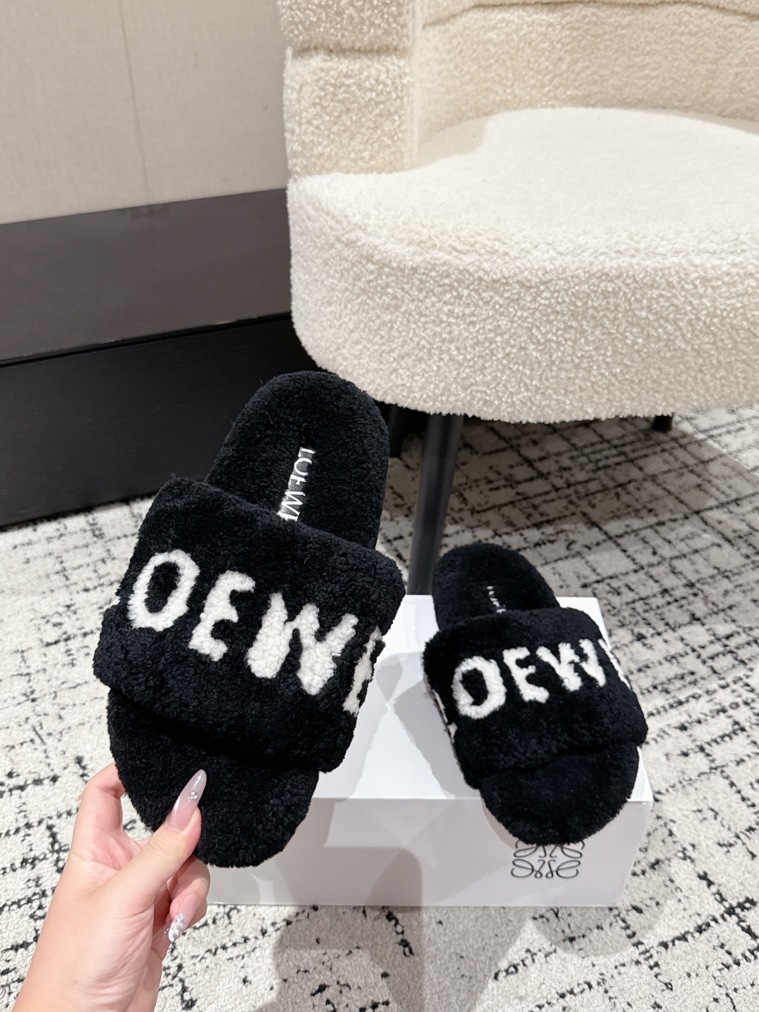 Loewe Shearling Slippers: Cozy & Chic Winter Style - Limited Sizes Available! 6 cmp i1755987591949 6514 0 4