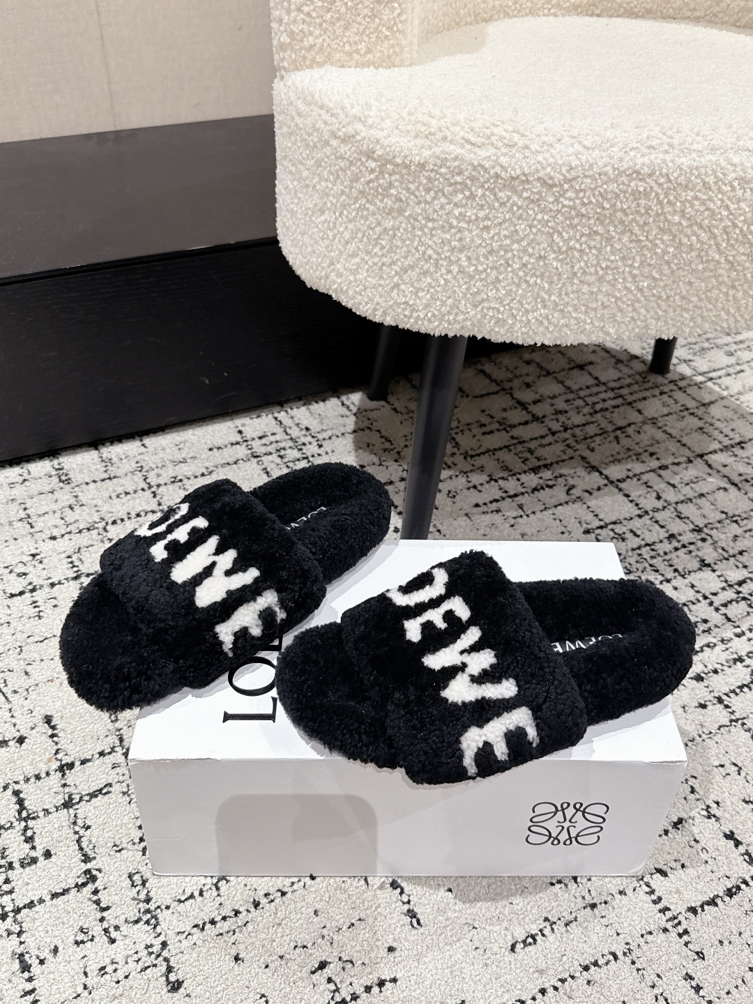 Loewe Shearling Slippers: Cozy & Chic Winter Style - Limited Sizes Available! 4 cmp i1755987591949 7558 0 2