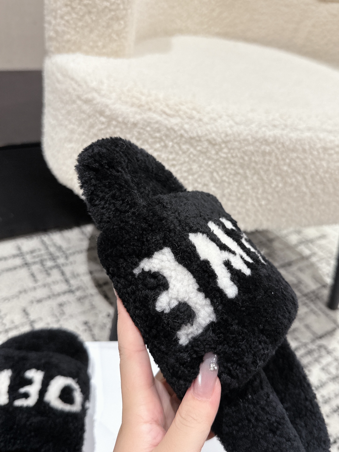 Loewe Shearling Slippers: Cozy & Chic Winter Style - Limited Sizes Available! 7 cmp i1755987591949 8572 0 5