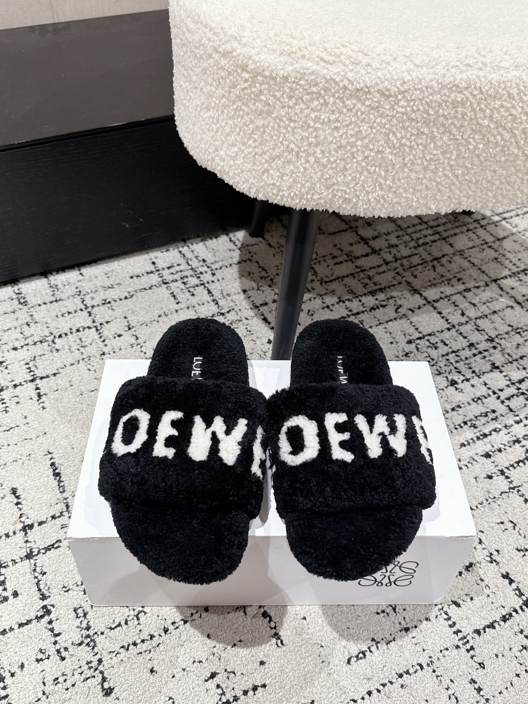 Loewe Shearling Slippers: Cozy & Chic Winter Style - Limited Sizes Available! 2 cmp i1755987591950 7289 0 0