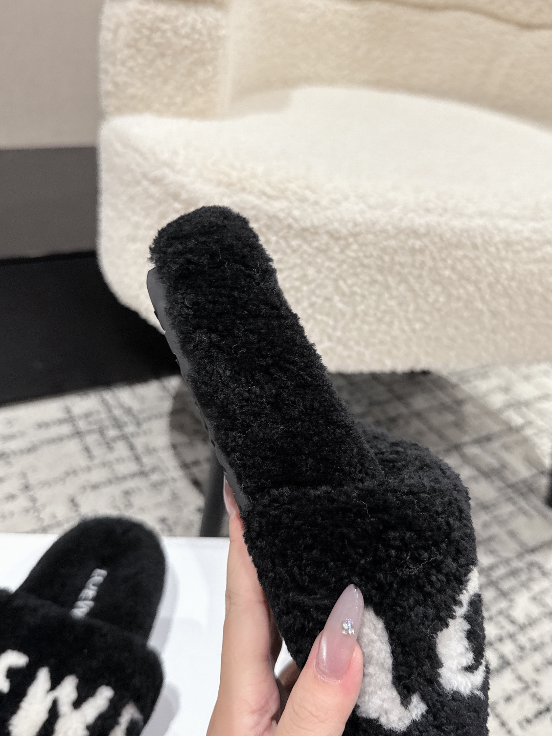 Loewe Shearling Slippers: Cozy & Chic Winter Style - Limited Sizes Available! 9 cmp i1755987593634 7784 0 7