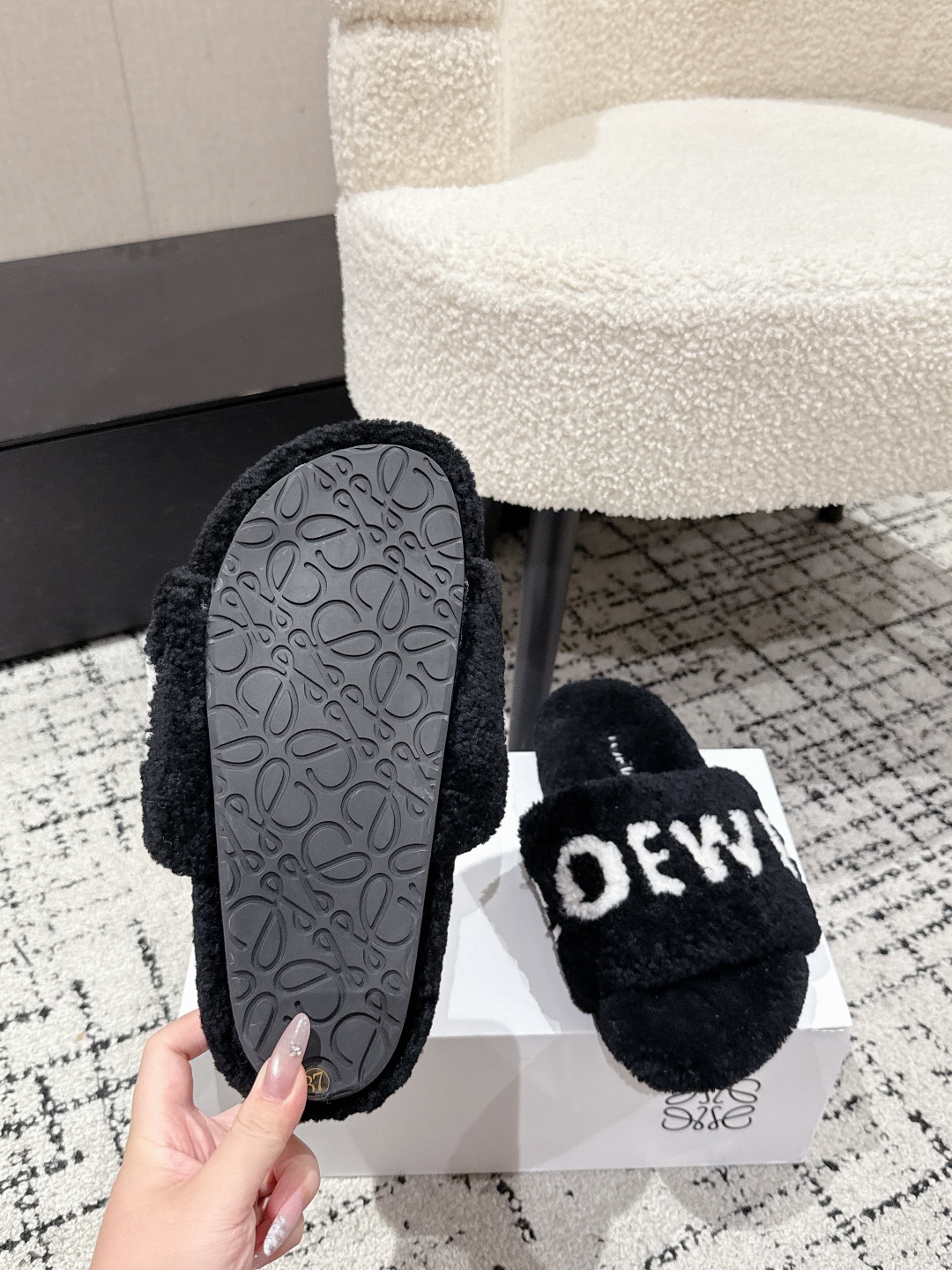 Loewe Shearling Slippers: Cozy & Chic Winter Style - Limited Sizes Available! 10 cmp i1755987593635 7852 0 8