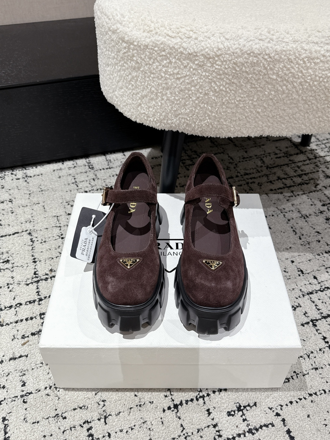 NO:668387,#TOPVERSION PRADA PRADA 25/ SS New Thick-soled Mary Jane Shoes Loafers Retro, fashionable and avant-garde toothed thick-soled soles with cowhide uppers make the whole pair of shoes light and comfortable. Bright colors satisfy a variety of choices for fashionable people with different styles!  The iconic logo print is paired with the shape of ancient beach sandals, and every design element is fashionable!  Make the whole pair of shoes light and comfortable, and the bright colors provide a variety of choices for fashionable people with different styles!  Upper cowhide/cow suede, lining sheepskin, outsole original molded outsole size #35-41 (40 41 customization is not returnable), loafers, prada, prada, loafers, sandals, mary jane, cowhide, sheepskin19860909#顶级版本 PRADA普拉达 25/ SS 新款 厚底玛丽珍单鞋 乐福鞋 复古时髦前卫的轮齿厚底鞋底搭配牛皮鞋面让整双鞋轻便舒适 鲜艳色彩 满足不同风格时髦人士的多种选择！标志性logo印花搭配古沙滩凉鞋造型,每一个设计元素都踩在时髦点上！让整双鞋轻便舒适 鲜艳色彩 满足不同风格时髦人士的多种选择！ 鞋面牛皮/牛反绒 内里羊皮 大底原版开模大底 size#35-41（40 41定制不退换）,乐福鞋,prada,prada,loafers,sandals,mary jane,cowhide,sheepskin,Women's Shoes