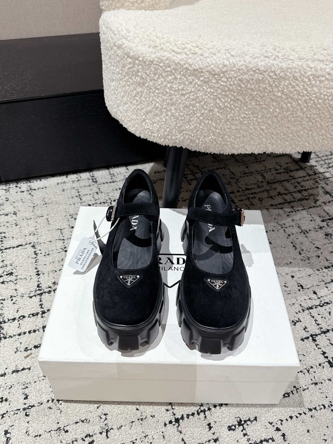 NO:465649,#Top version PRADA Prada 25/ SS new thick-soled Mary Jane single shoes loafers retro and fashionable avant-garde thick-soled sole paired with cowhide upper makes the whole pair of shoes light and comfortable. Bright colors satisfy a variety of choices for fashionable people in different styles!  The iconic logo print is paired with the ancient beach sandals, and every design element is on the trendy point!  Make the whole pair of shoes light and comfortable, bright colors satisfy a variety of choices for fashionable people in different styles!  Upper cowhide/cow back velvet inner sheepskin outsole original molded outsole size#35-41 (40 41 custom made without return or exchange), loafers, prada, prada, loafers, sandals, mary jane, cowhide, sheepskin19860909#顶级版本 PRADA普拉达 25/ SS 新款 厚底玛丽珍单鞋 乐福鞋 复古时髦前卫的轮齿厚底鞋底搭配牛皮鞋面让整双鞋轻便舒适 鲜艳色彩 满足不同风格时髦人士的多种选择！标志性logo印花搭配古沙滩凉鞋造型,每一个设计元素都踩在时髦点上！让整双鞋轻便舒适 鲜艳色彩 满足不同风格时髦人士的多种选择！ 鞋面牛皮/牛反绒 内里羊皮 大底原版开模大底 size#35-41（40 41定制不退换）,乐福鞋,prada,prada,loafers,sandals,mary jane,cowhide,sheepskin,Women's Shoes