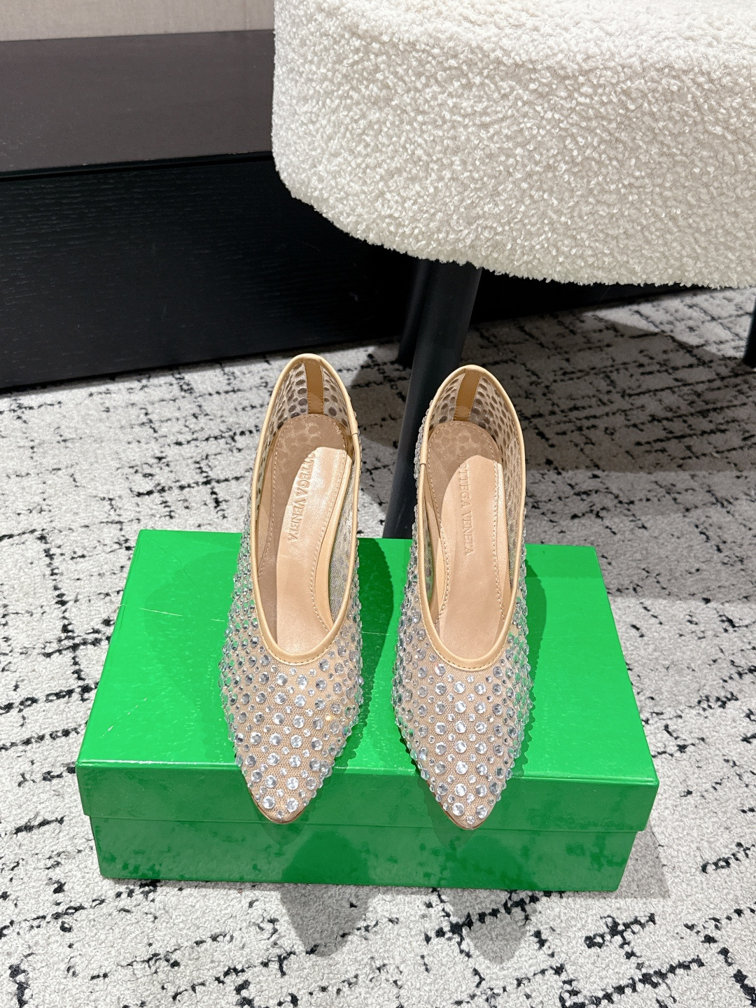 NO:668389,#TOPVERSION BV 25/ Sofia series for women, flat bottom, pointed toe, full of diamonds, mesh, single shoes, small pointed toe, essential for commuting. BV early autumn series are so beautiful. The elegant materials used in shoes are intellectual, elegant and capable. The full high-end design is beautiful~~ Comfortable and high-end flat bottom design makes travel more comfortable and confident. Fabric: Use the original imported high-temperature die-cast diamonds. Lining: Use lambskin. Never sloppy. Original version.  Outsole: Italian genuine leather outsole with clear dyeing technology and rubber square craftsmanship Size: #35 36 37 38 39 40 41 42 (customized code number of 40 41 42), single shoes, bottega veneta, sheepskin, Leather soles19860909#顶级版本 BV 25/ Sofia系列女士 平底 尖头 满钻 网纱 单鞋 小尖头 通勤必备 BV早秋系列 都好美啊 优雅材质运用在鞋履上知性优雅干练 满满的高级感设计美美哒～～ 舒适高端 平底 设计 让出行更舒适 自信 面料: 选用原版一致进口网高温压铸钻石 内里: 选用小羊皮 绝不马虎 原版 大底: 选用意大利真皮大底 配合清染技术 搭配橡胶方块工艺 Size: #35 36 37 38 39 40 41 42 (40 41 42定制码数),单鞋,bottega veneta,sheepskin,Leather soles,Women's Shoes