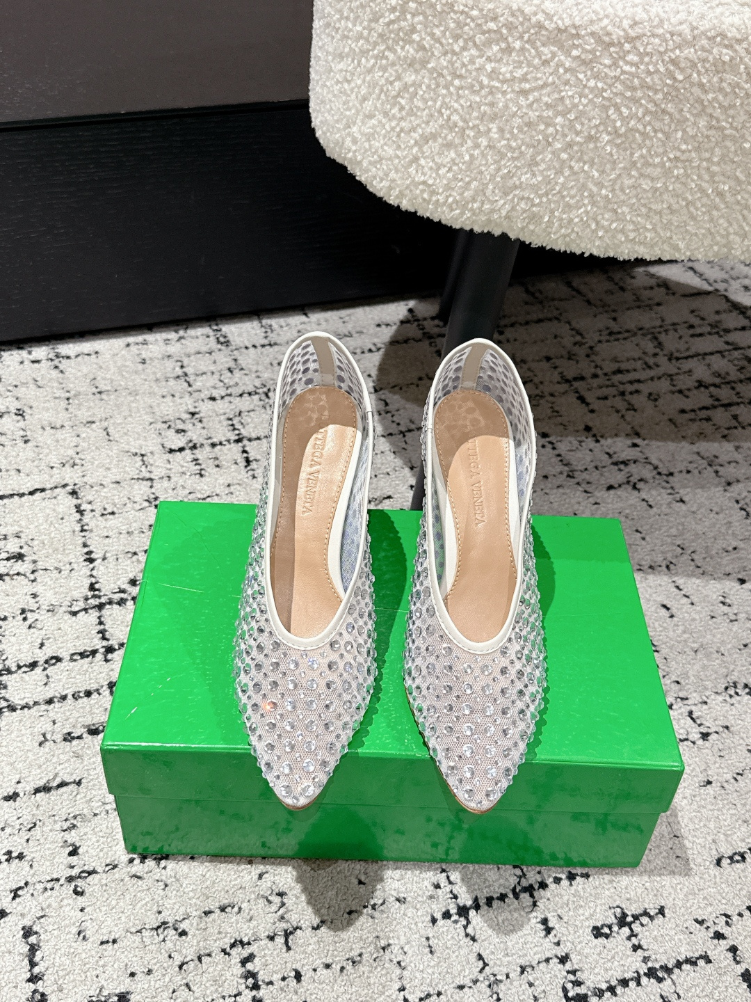 NO:477213,#Top version BV 25/ Sofia series women's flat sole pointed toe full diamond mesh single shoes small pointed toe necessities for commuting BV early autumn series are all so beautiful. Elegant materials are used on shoes intellectually elegant and capable. Full of high-end design is beautiful~~ Comfortable and high-end flat sole design makes travel more comfortable and confident Fabric: Use original consistent imported net high-temperature die-cast diamonds Inner: Use lambskin, never sloppy Original outsole: Use Italian leather outsole with cleaning and dyeing technology with rubber square technology Size: #35 36 37 38 39 40 41 42 (40 41 42 Customized size), single shoes, bottega veneta, sheepskin, Leather soles19860909#顶级版本 BV 25/ Sofia系列女士 平底 尖头 满钻 网纱 单鞋 小尖头 通勤必备 BV早秋系列 都好美啊 优雅材质运用在鞋履上知性优雅干练 满满的高级感设计美美哒～～ 舒适高端 平底 设计 让出行更舒适 自信 面料: 选用原版一致进口网高温压铸钻石 内里: 选用小羊皮 绝不马虎 原版 大底: 选用意大利真皮大底 配合清染技术 搭配橡胶方块工艺 Size: #35 36 37 38 39 40 41 42 (40 41 42定制码数),单鞋,bottega veneta,sheepskin,Leather soles,Women's Shoes