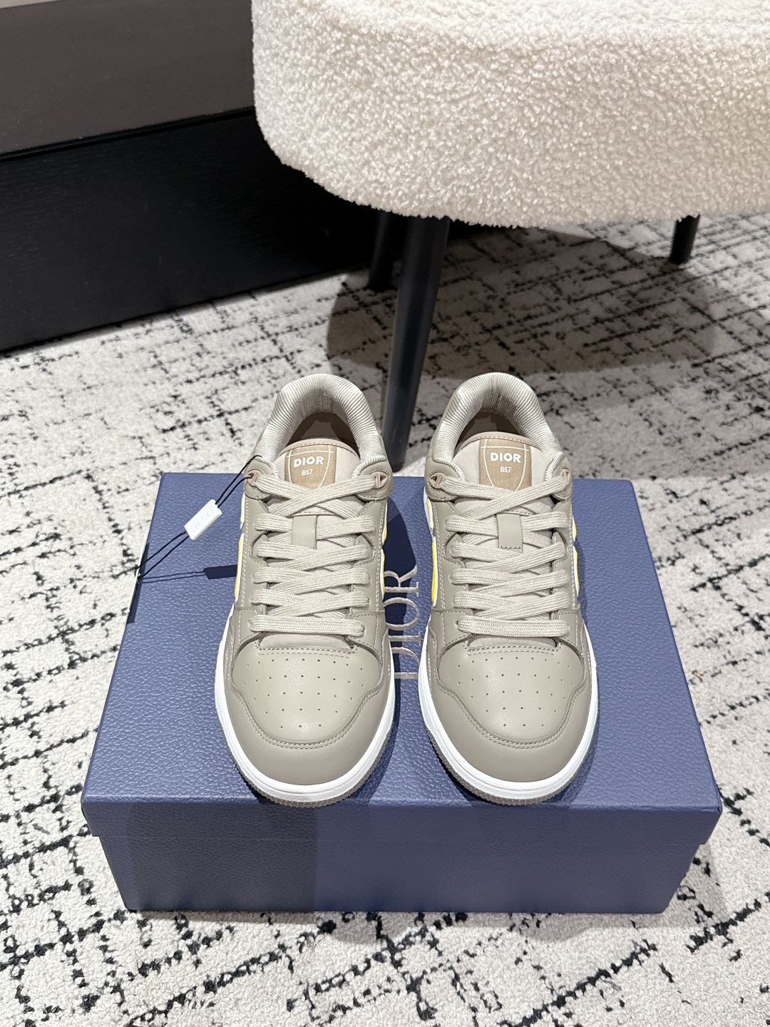 NO:481290,#Couple Model Top Version Dior 25/ Latest B57 Series Couple Model Casual Sports Shoes CD Skateboard Shoes Original Purchase and Development Make Production This B57 mid-top sneakers are a new product for the men's clothing series in 2024. They reinterpret the basketball shoe design and become a classic item for Dior. They are carefully crafted in gray and white smooth cowhide leather, and the sides are decorated with beige and black Oblique printed logos. The tongue, sole and rear side are decorated with various special details to enhance the style, while the eyelet details, surface thread and rubber inserts highlight the dynamic charm of its sporty style. With a two-color rubber sole, you can match various clothing to create exquisite shapes. Delivery counter exquisite packaging. Fabric original custom calfskin + Oblique old-fashioned cloth inner lining original custom breathable inner lining  Outsole original open mold TPU combination sole, bottom thickness 3CM Size#women's size 35-40, men's size 39-46 (four 40, men's 45.46 customized), casual shoes/sports shoes, dior, dior, sneakers, cowhide19860909#情侣款 顶级版本 Dior迪奥 25/ 最新 B57系列 情侣款 休闲运动鞋 CD 滑板鞋 原版购入开发 做货 这款 B57 中帮运动鞋是二零二四春季男装系列新品,重新诠释篮球鞋设计,成为 Dior 的经典单品.采用灰色和白色光滑牛皮革精心制作,侧面饰以米色和黑色 Oblique 印花标志.鞋舌、鞋底和后侧饰以各种特色细节提升格调,而孔眼细节、缉面线和橡胶镶片更是突显其运动风格的动感魅力.带有双色橡胶鞋底,可搭配各式服饰,打造精致造型. 配送专柜精美包装 面料原版定制小牛皮+ Oblique老花布 内里原版定制透气内里 大底原版开模TPU组合大底 底厚3CM Size#女码35-40 男码39-46（女40男45.46定做）,休闲鞋/运动鞋,dior,dior,sneakers,cowhide,Women's Shoes